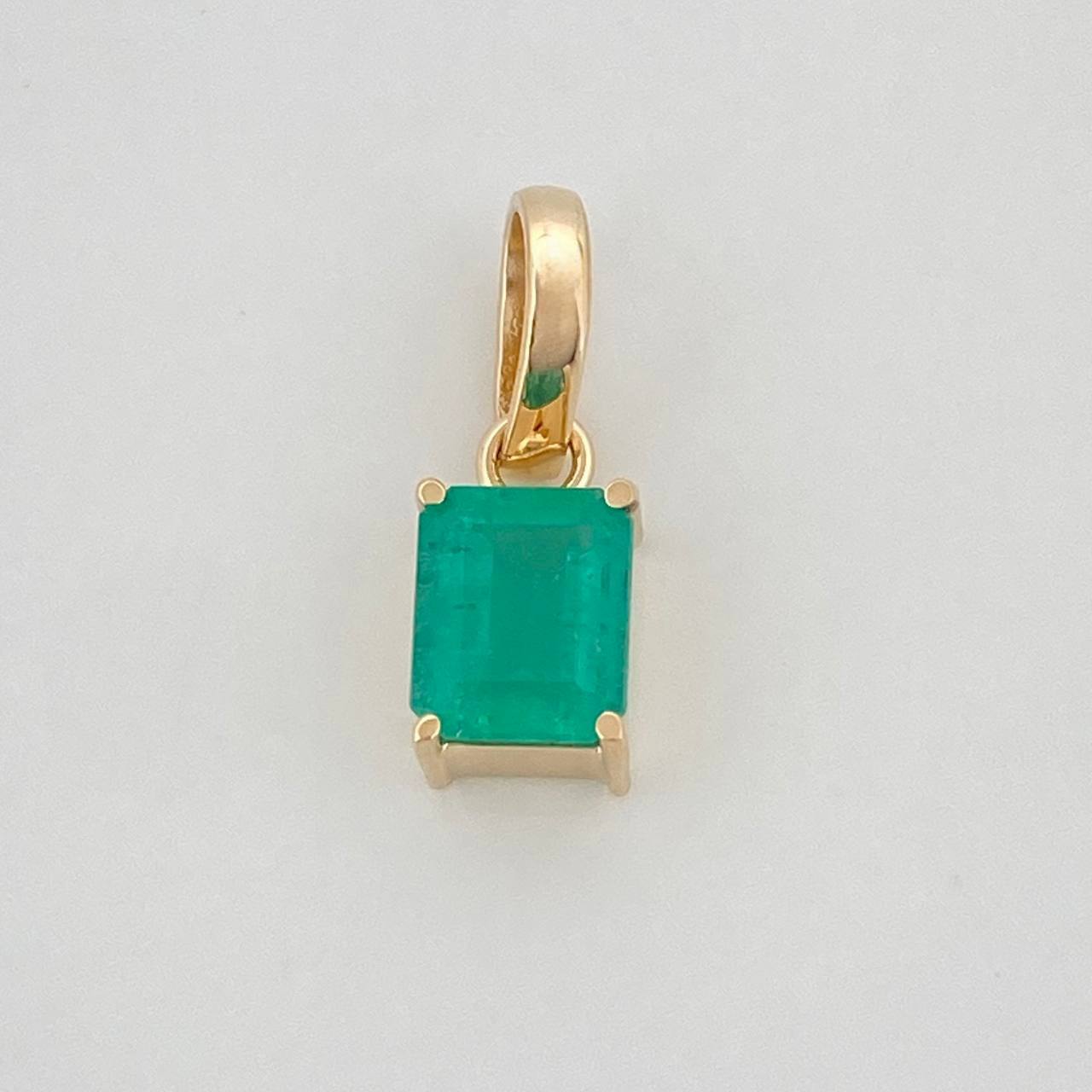 Dije Cuadrado Esmeralda 85Pts 0.9 g / 1.5 cm Oro Amarillo 18K