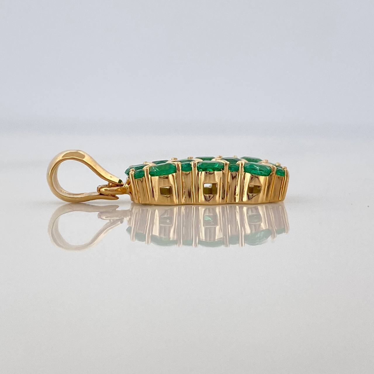 Dije Linea De Flores 21 Esmeraldas 75Pts 1.7 g / 2 cm Oro Amarillo 18K