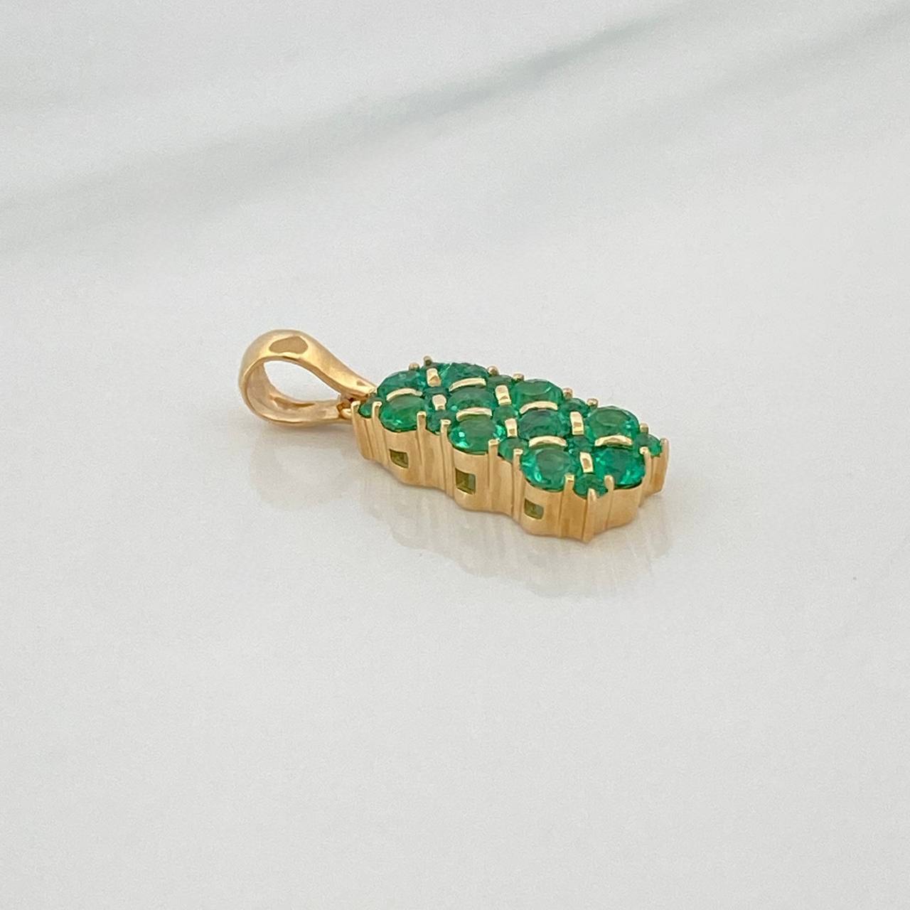 Dije Linea De Flores 21 Esmeraldas 75Pts 1.7 g / 2 cm Oro Amarillo 18K