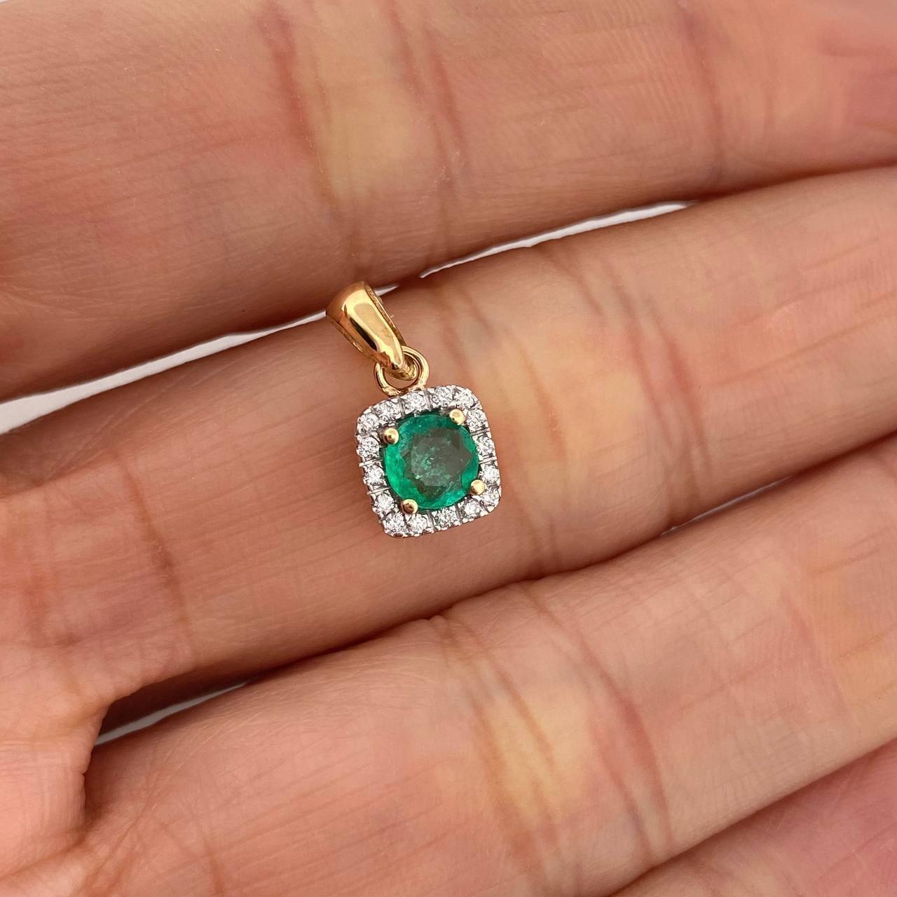 Dije Halo Cuadrado Esmeralda 31Pts 16 Diamantes 10Pts 1.15 g / 1.5 cm  Dos Oros Amarillo Blanco 18K