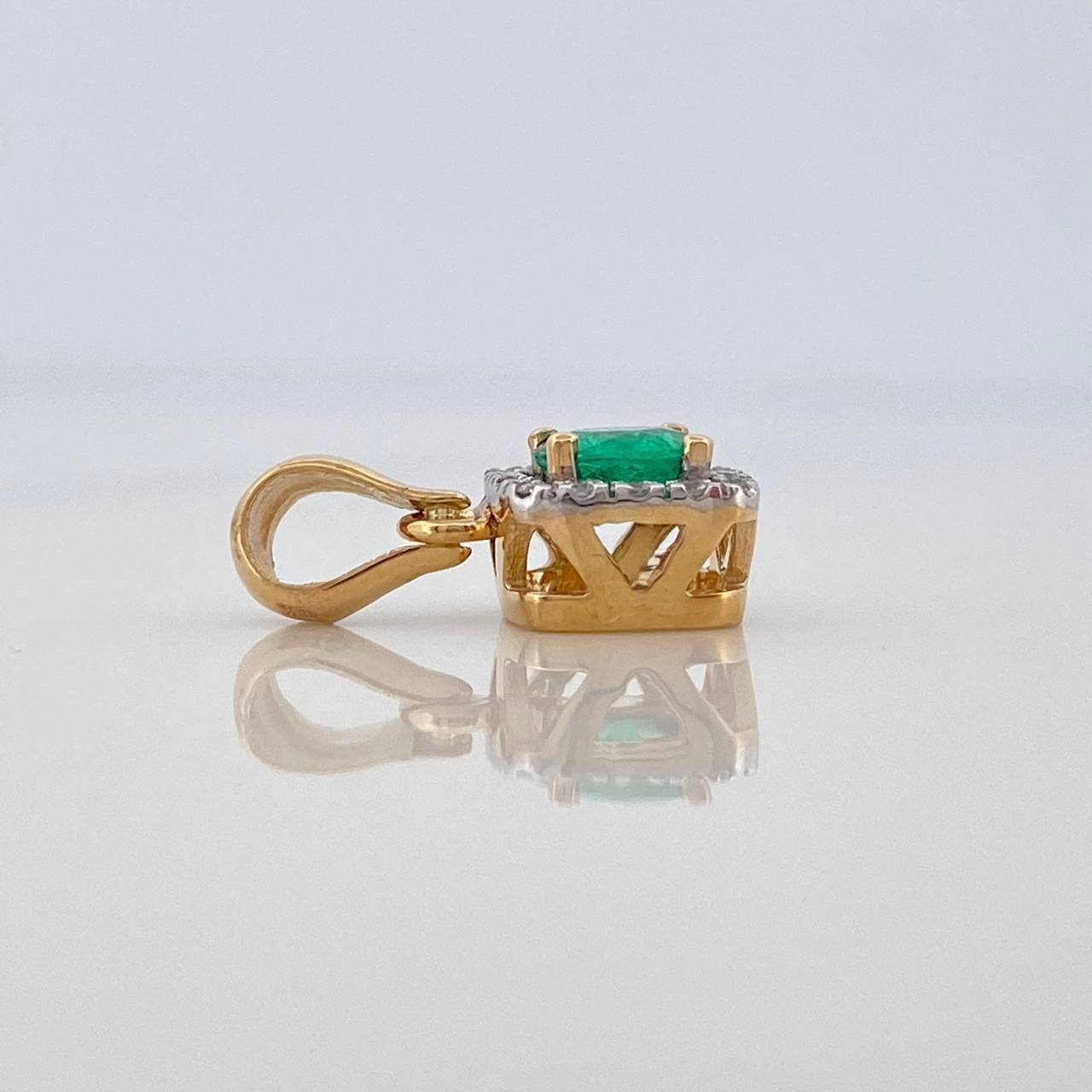 Dije Halo Cuadrado Esmeralda 31Pts 16 Diamantes 10Pts 1.15 g / 1.5 cm  Dos Oros Amarillo Blanco 18K
