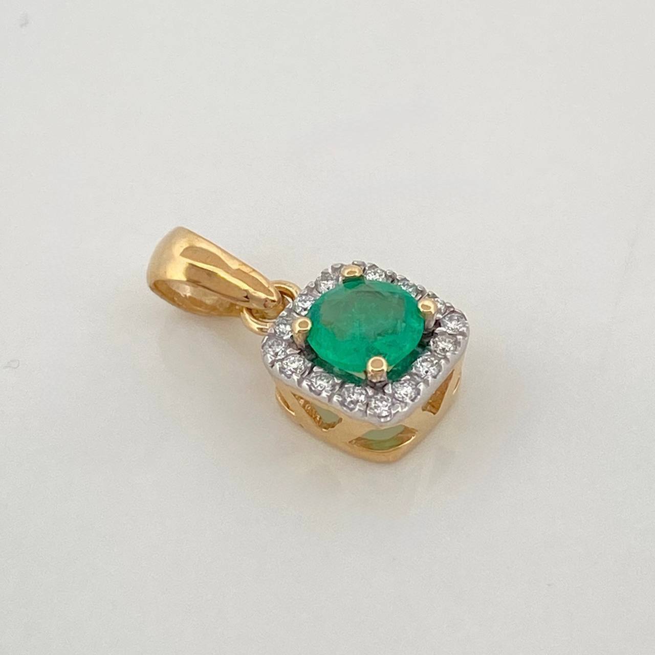 Dije Halo Cuadrado Esmeralda 31Pts 16 Diamantes 10Pts 1.15 g / 1.5 cm  Dos Oros Amarillo Blanco 18K