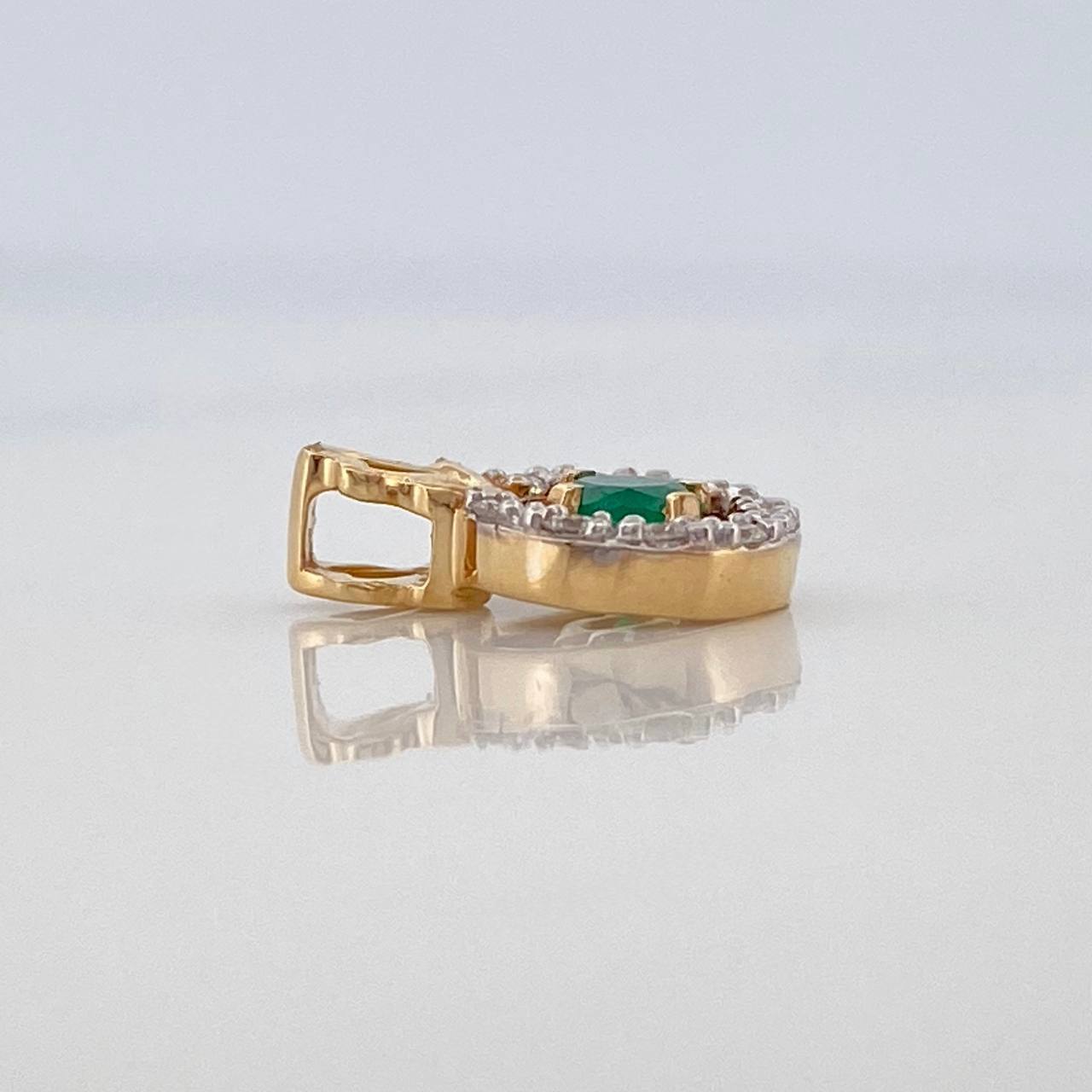 Dije Circulo Corazon Esmeralda 12Pts Diamantes 06Pts 0.75 g / 1 cm  Dos Oros Amarillo Blanco18K