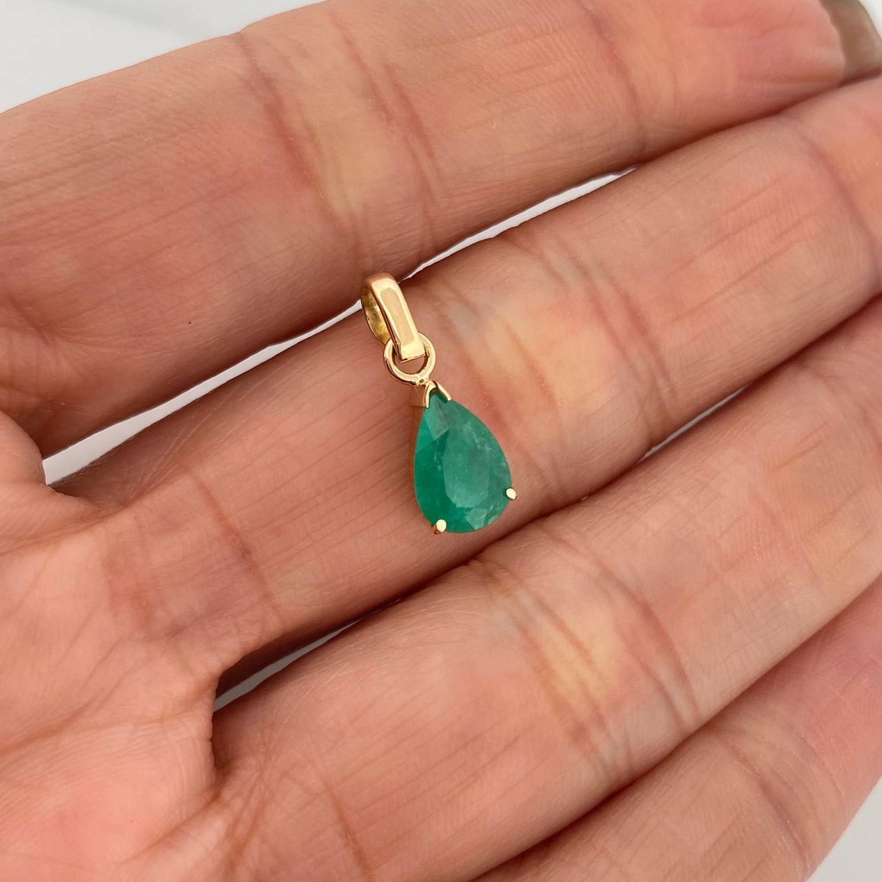 Dije Lagrima Esmeralda 88Pts 0.9 g / 1.7 cm Oro Amarillo 18K
