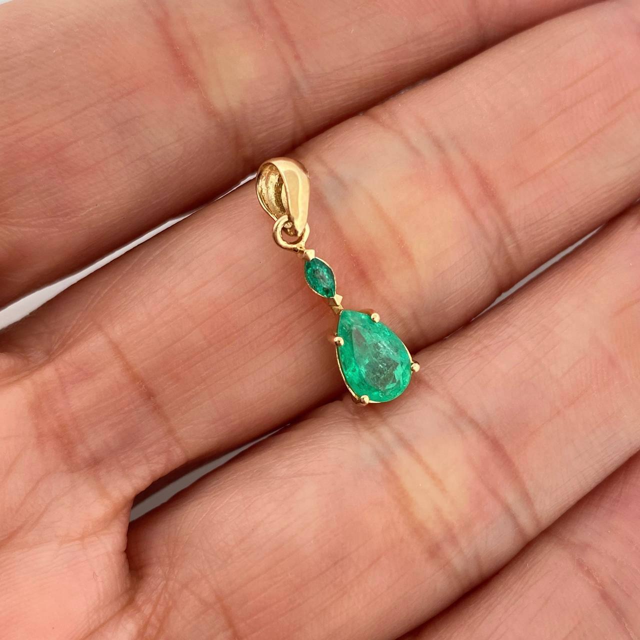 Dije Lagrima Esmeralda 77Pts 1.05 g / 2 cm Oro Amarillo 18K