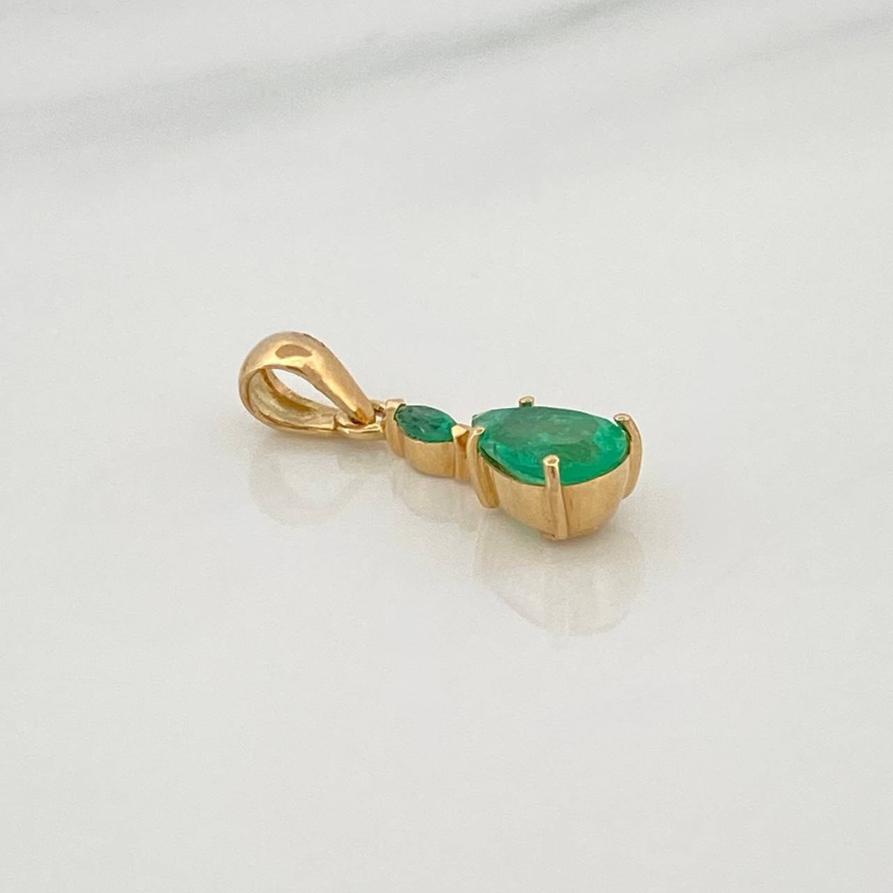 Dije Lagrima Esmeralda 77Pts 1.05 g / 2 cm Oro Amarillo 18K