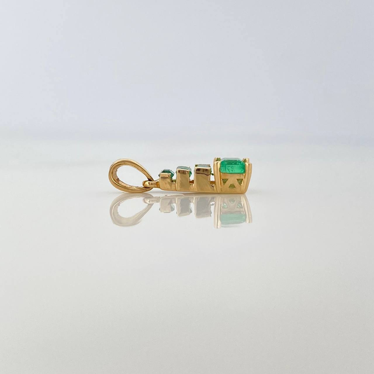 Dije Piramide Esmeraldas 55Pts 0.85 g / 1.6 cm Oro Amarillo 18K