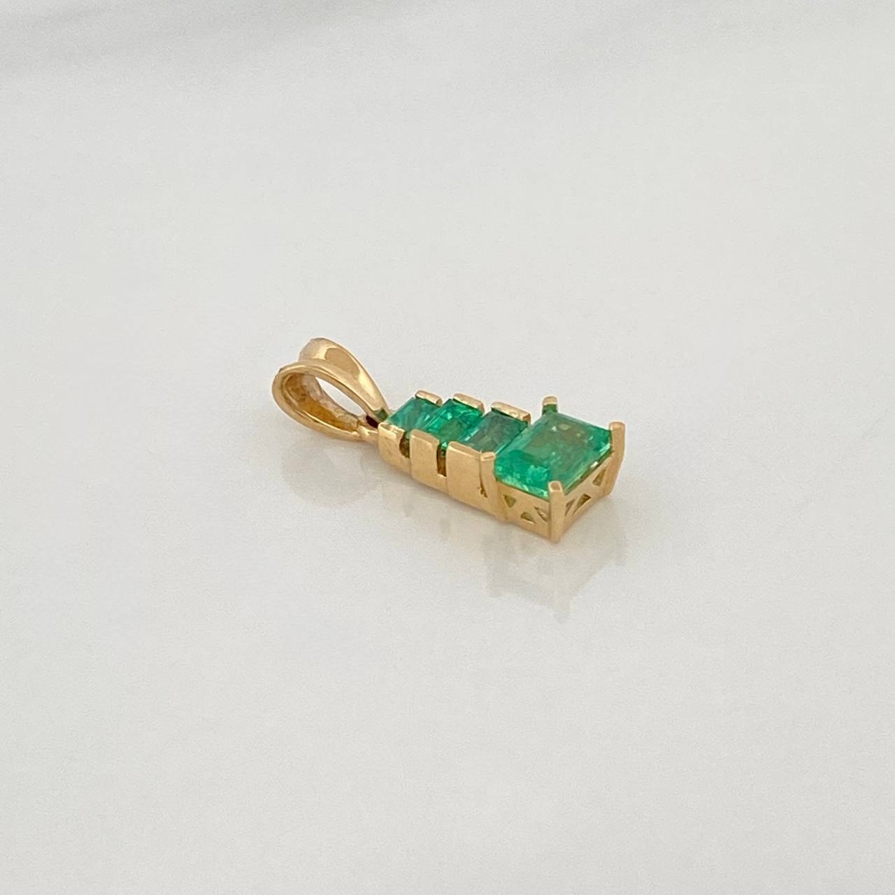 Dije Piramide Esmeraldas 55Pts 0.85 g / 1.6 cm Oro Amarillo 18K