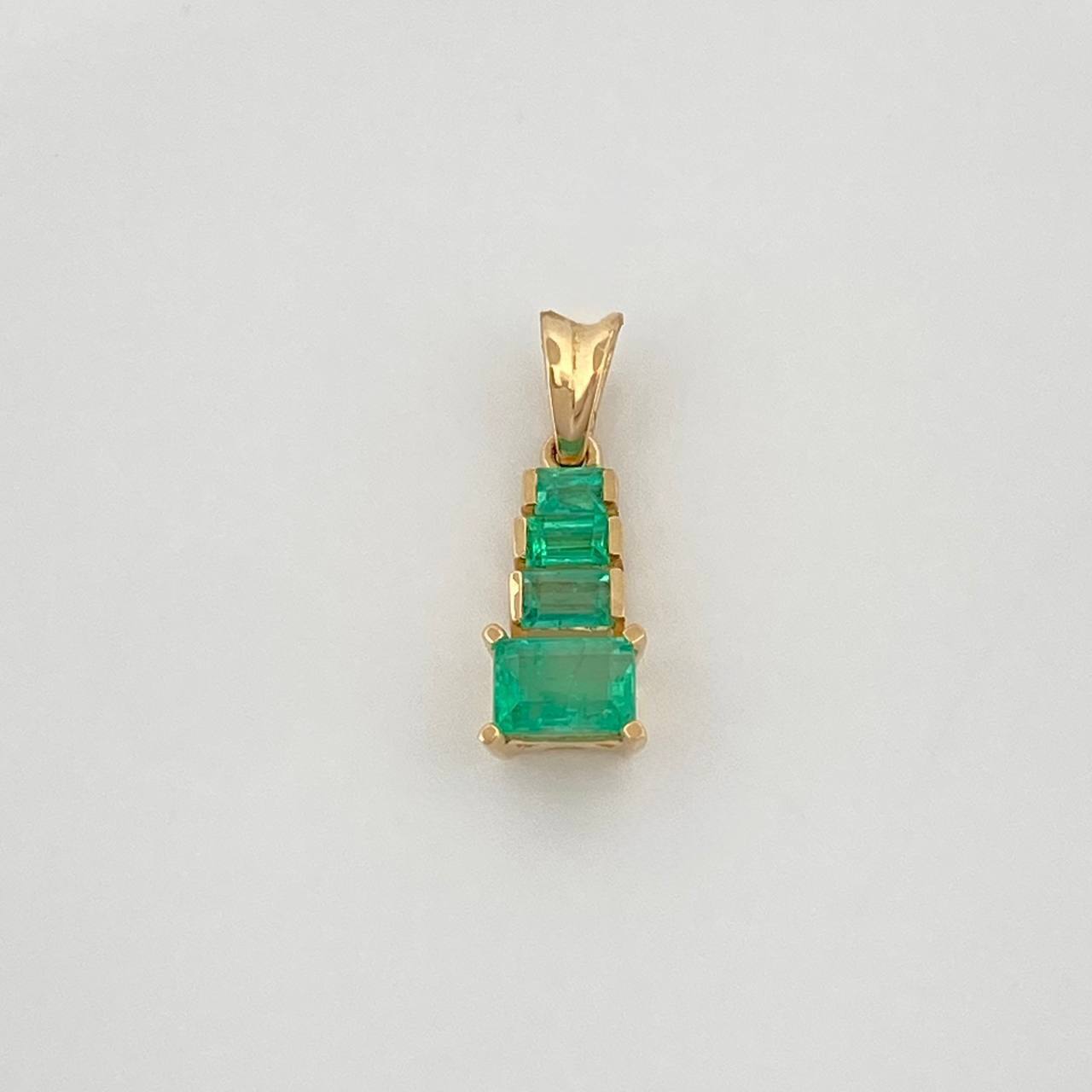 Dije Piramide Esmeraldas 55Pts 0.85 g / 1.6 cm Oro Amarillo 18K
