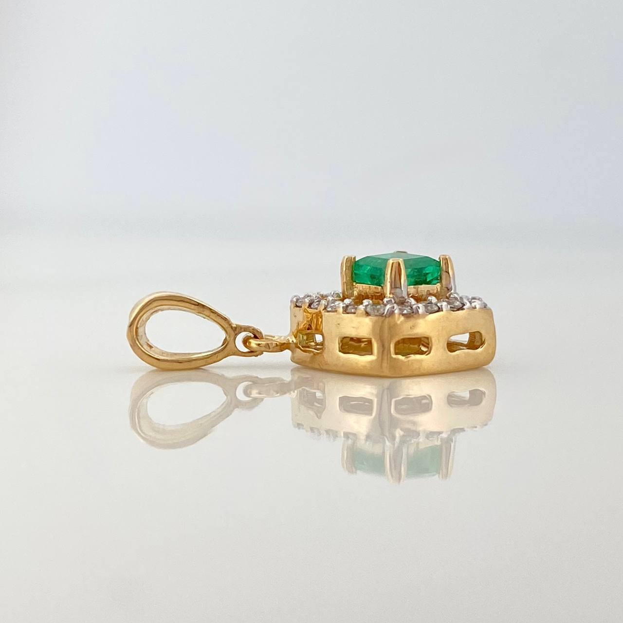 Dije Rombo Esmeralda 24Pts Diamantes 09Pts 1.4 g / 1.7 cm  Dos Oros Amarillo Blanco 18K
