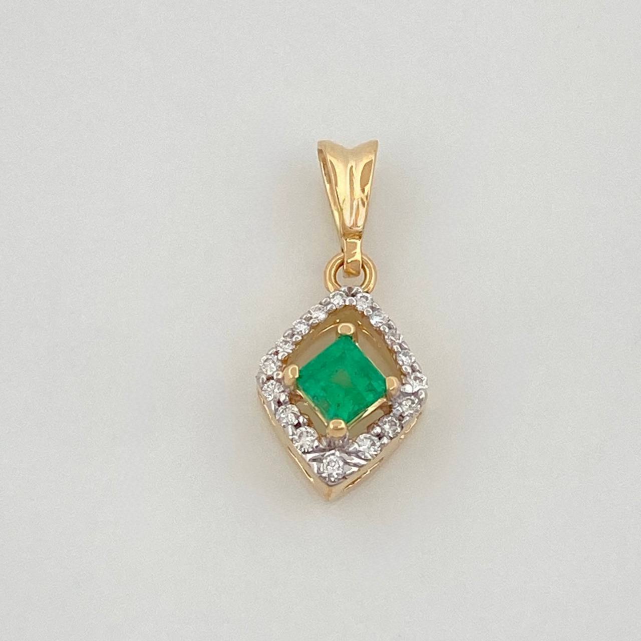 Dije Rombo Esmeralda 24Pts Diamantes 09Pts 1.4 g / 1.7 cm  Dos Oros Amarillo Blanco 18K