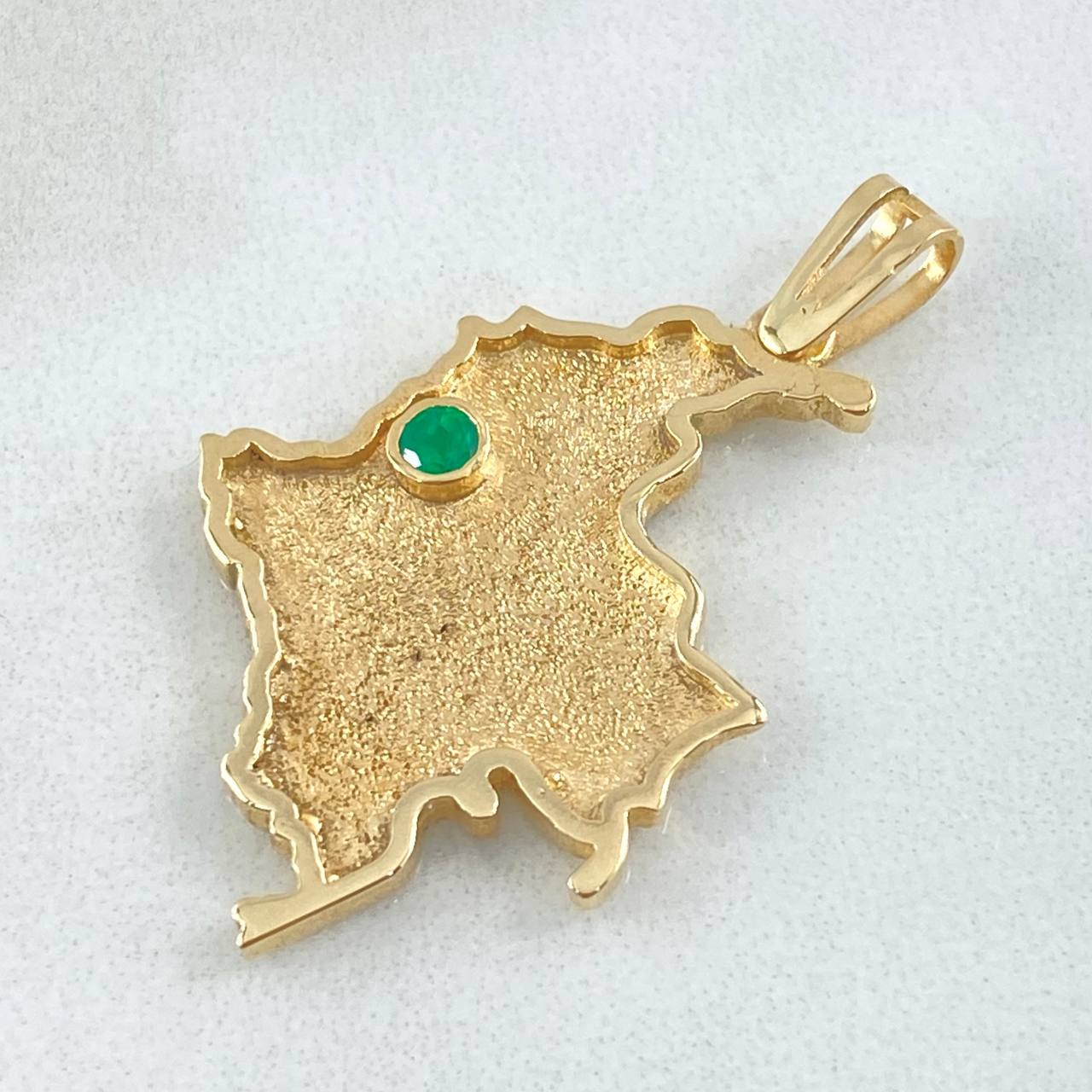 Dije Mapa Colombia Esmeralda 20pts 6gr / 3.7cm / Oro 18K ©