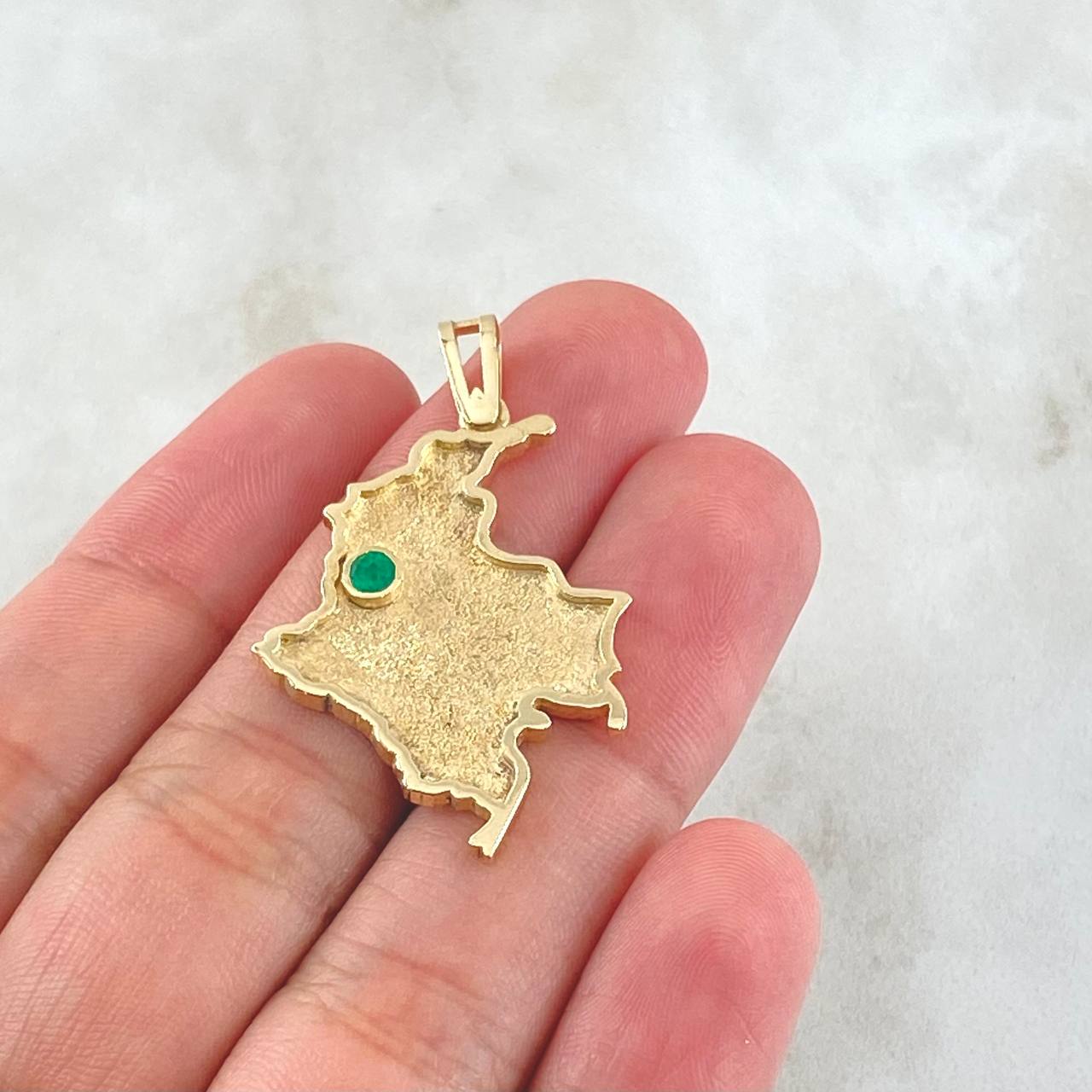 Dije Mapa Colombia Esmeralda 20pts 6gr / 3.7cm / Oro 18K ©