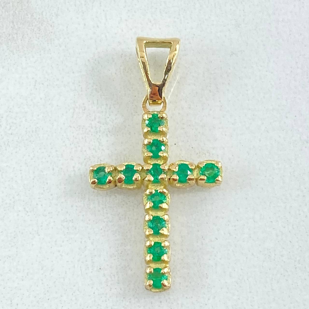Dije Crúz Tupida Esmeraldas 70pts 2.25gr / 2.7cm / Oro 18K ©