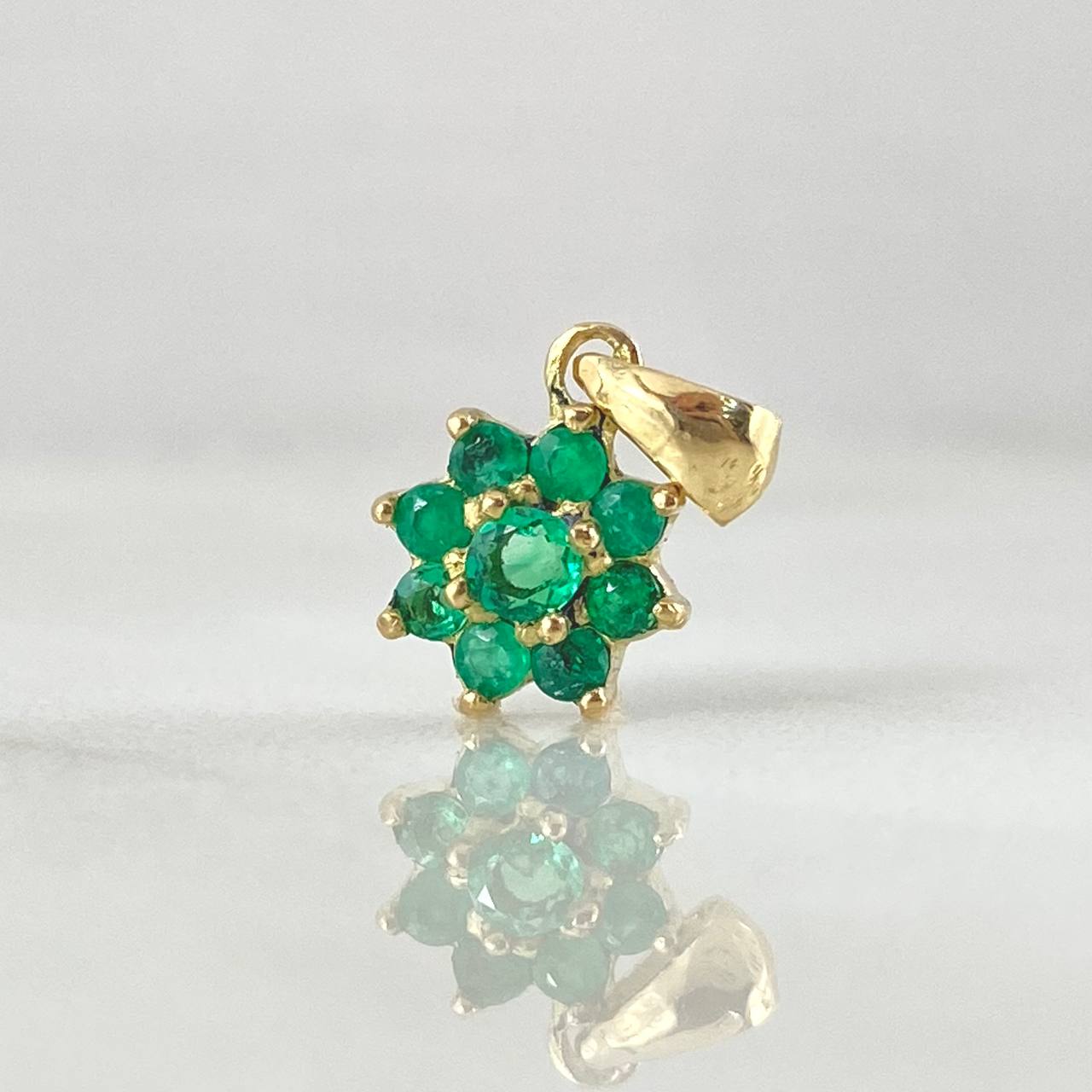 Dije Flor Margarita Esmeraldas 24pts 0.95gr / 1.3cm / Oro 18K ©