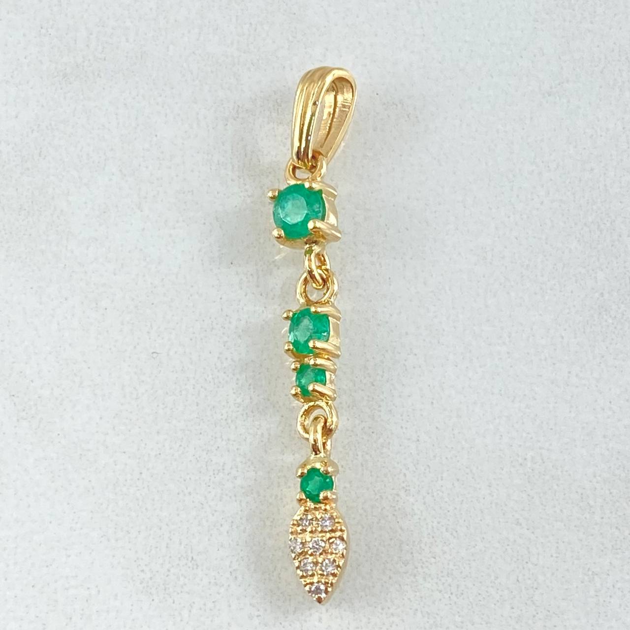 Dije Hoja Colgante Esmeraldas 41pts - Diamantes 10pts 2gr / 3.7cm / Oro 18K ©
