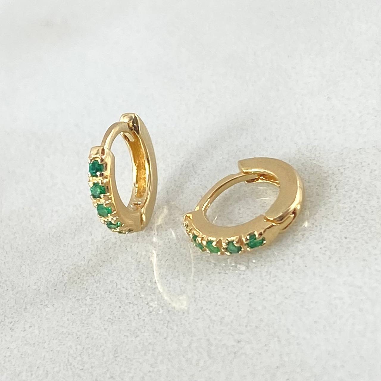 Candongas Carril Esmeraldas 16pts 1gr / 0.7cm / Oro 18K ©
