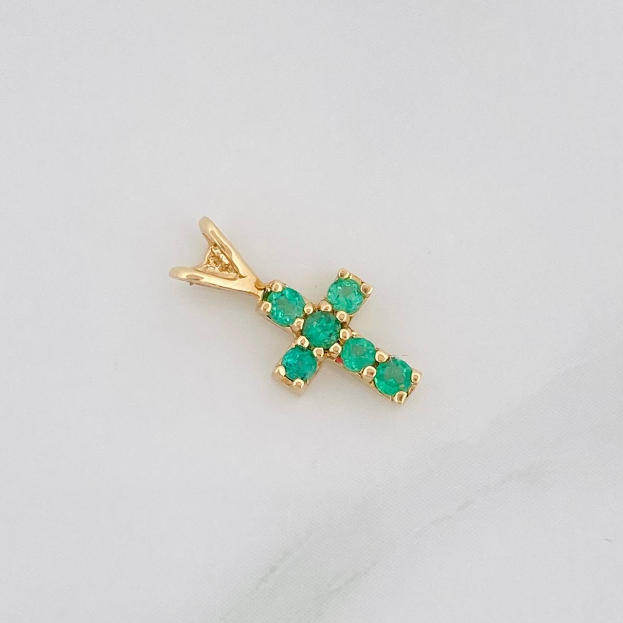 Dije Cruz Esmeraldas 0.10Pts 0.4 g / 1.3 cm Oro Amarillo 18K