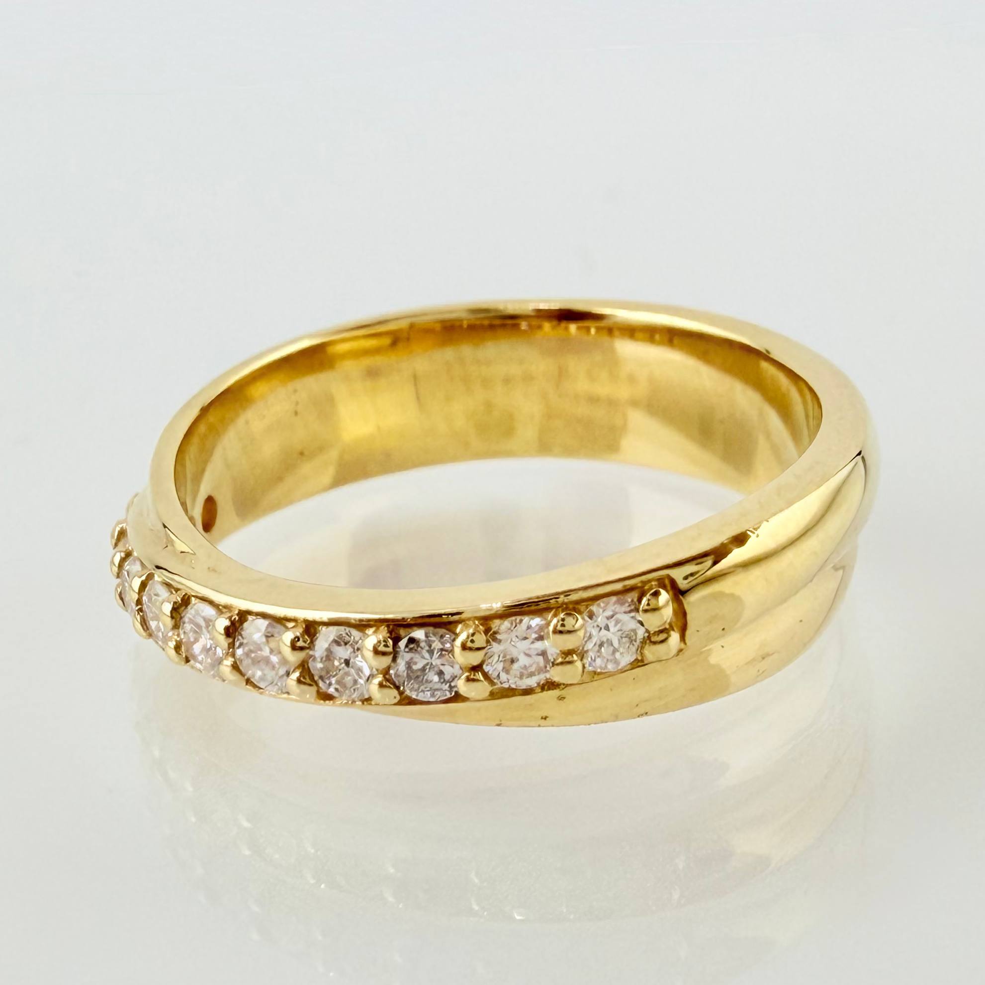 Anillo Argolla Curvas Sobre Puestas Diamantes 33pts 4.3gr / T5 1/4 / Oro Amarillo 18K ©