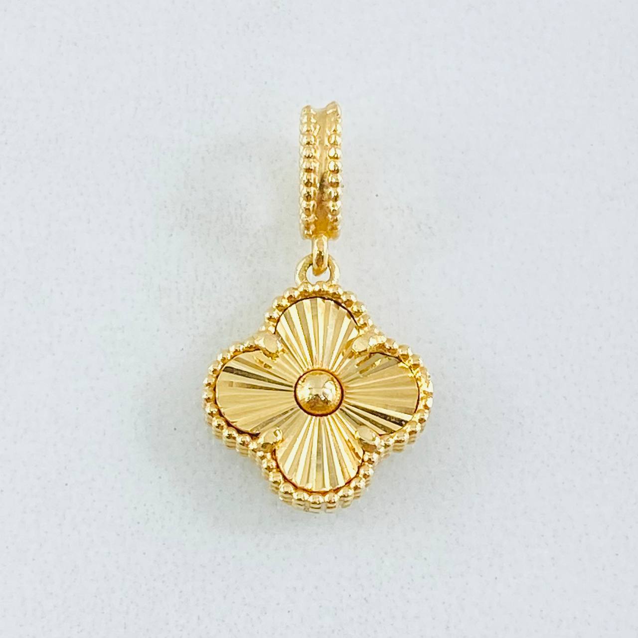 Dije Trebol Diamantado 2.35gr / 2.2cm / Oro Amarillo Nac.Esp. 18K