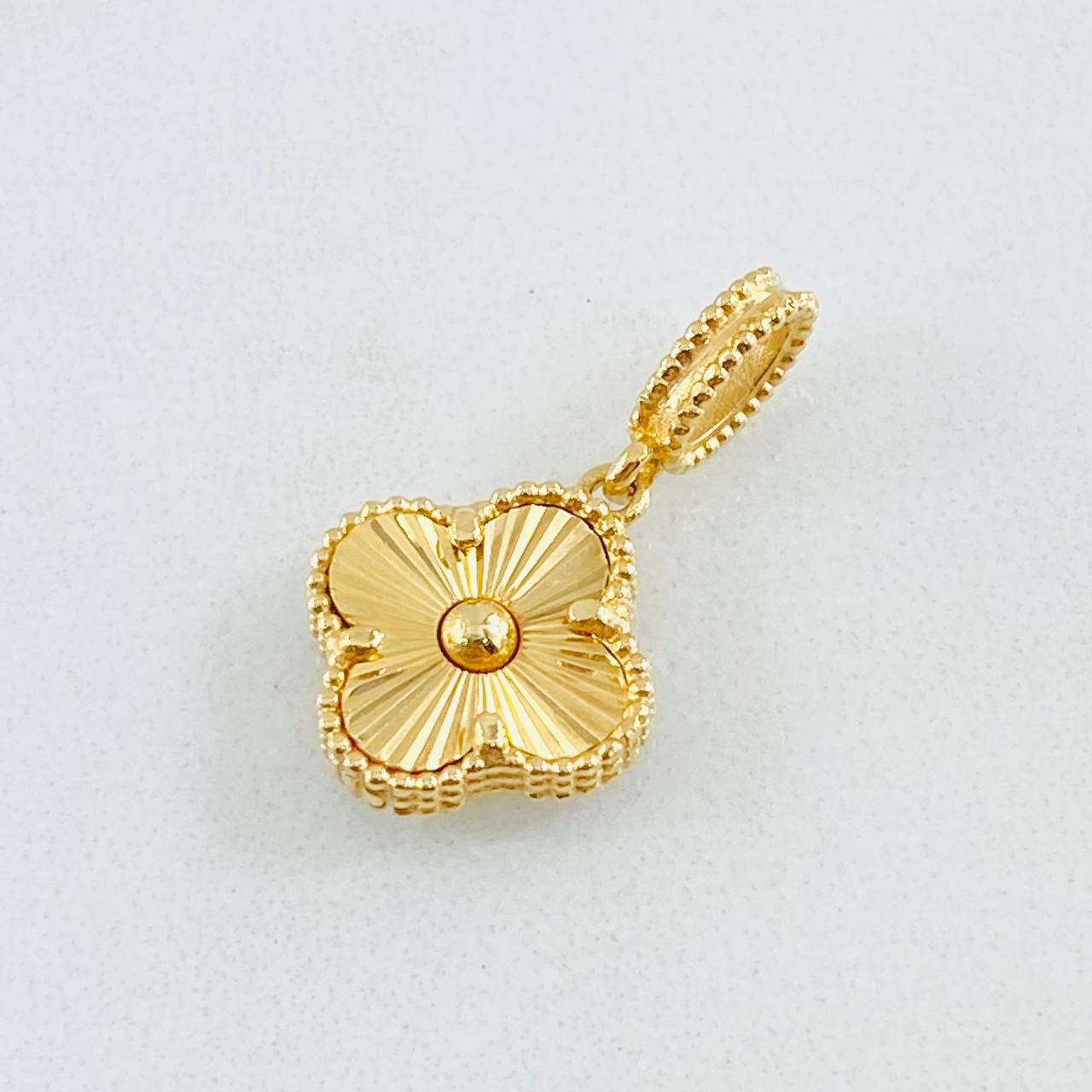 Dije Trebol Diamantado 2.35gr / 2.2cm / Oro Amarillo Nac.Esp. 18K