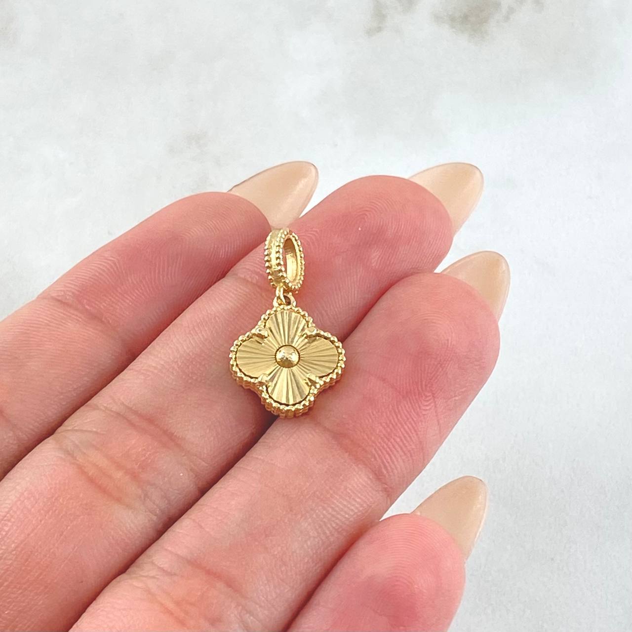 Dije Trebol Diamantado 2.35gr / 2.2cm / Oro Amarillo Nac.Esp. 18K