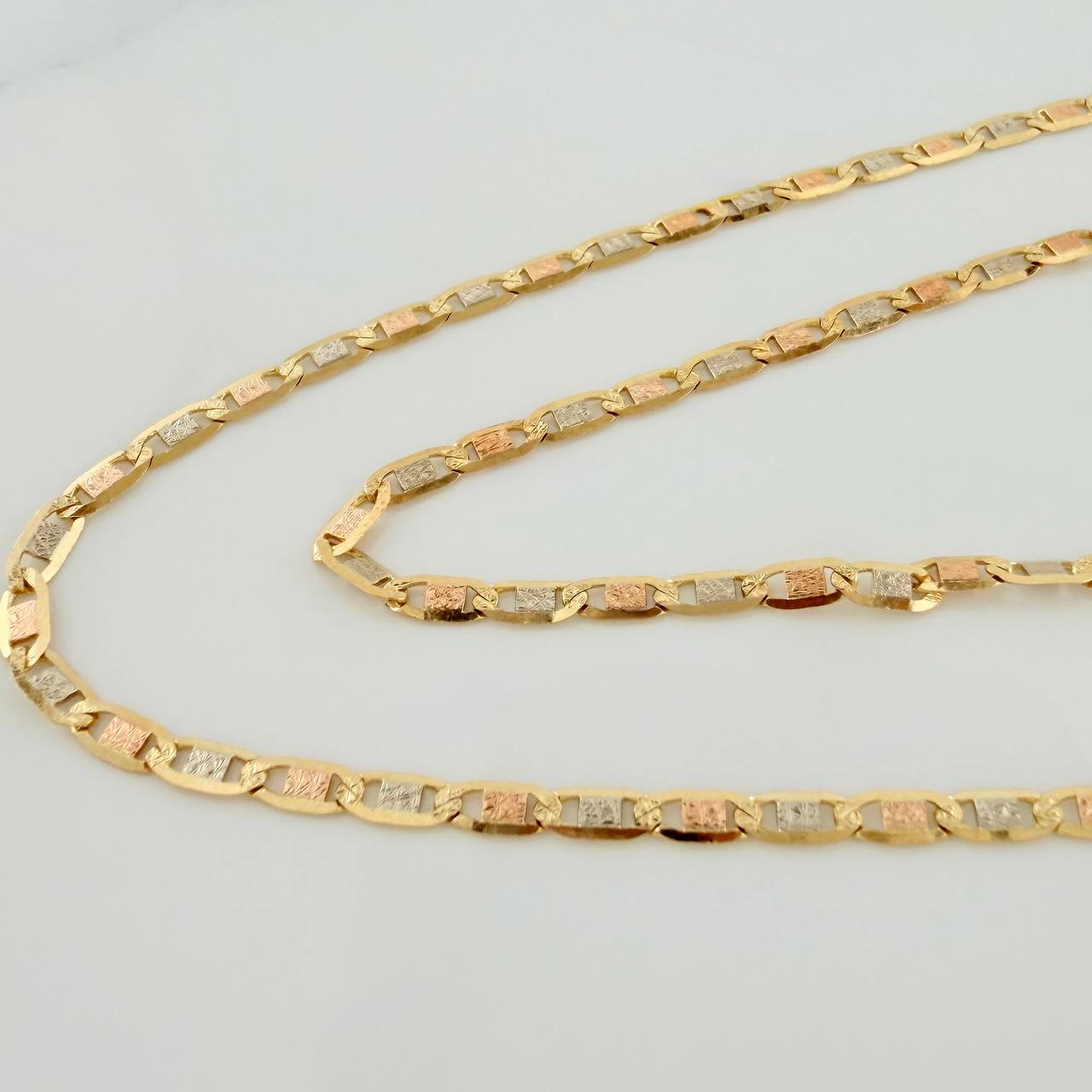 Cadena Escalera Plana Diamantada 3.8 g / 45.4 cm / 2.15 mm Tres Oros 18K