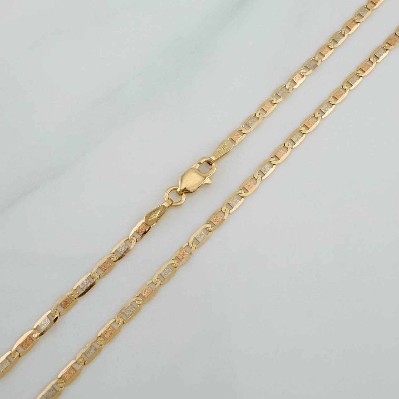 Cadena Escalera Plana Diamantada 3.8 g / 45.4 cm / 2.15 mm Tres Oros 18K