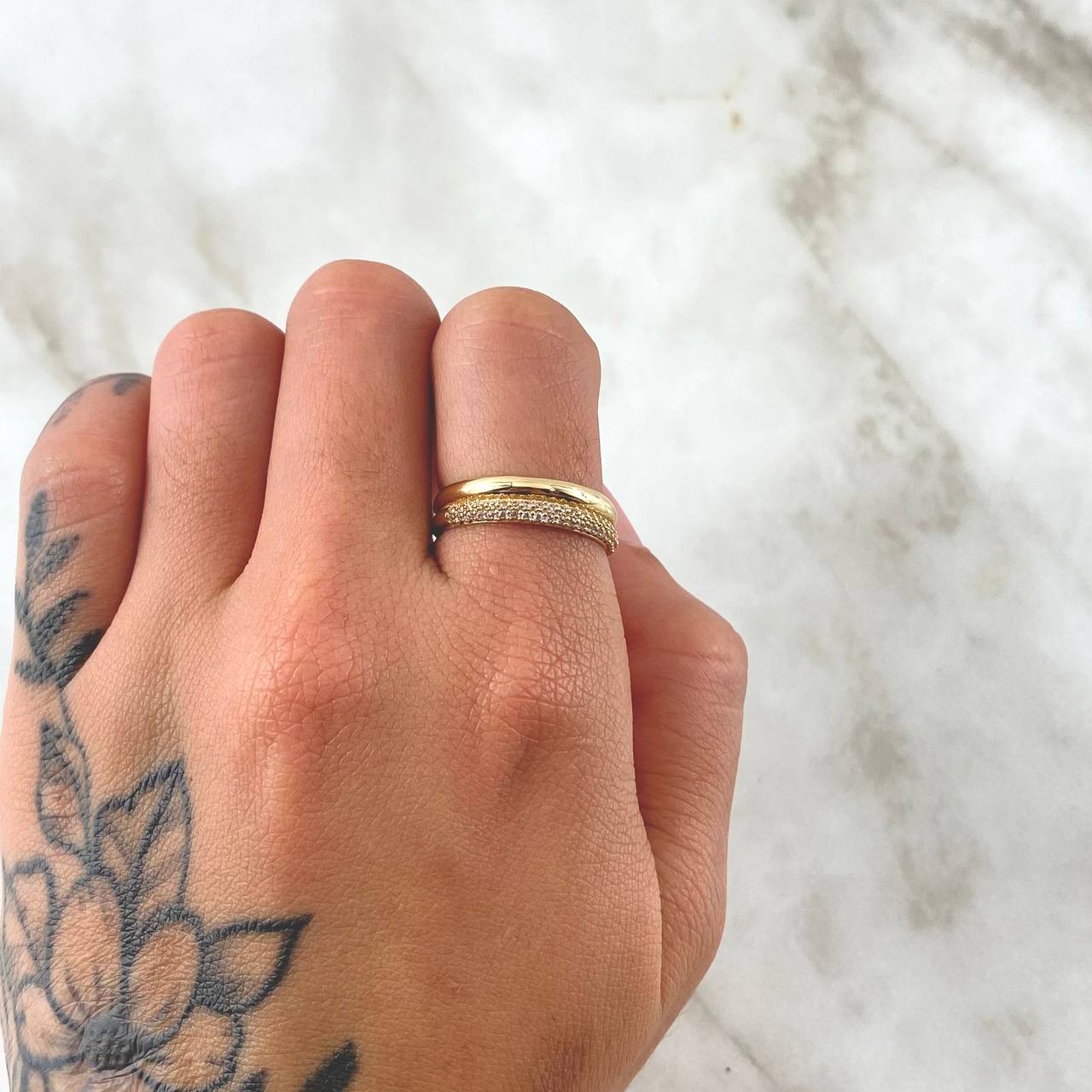 Anillo Argolla Churumbela Abultada 2.45gr / T6 1/4 / Circones Blancos Oro Amarillo 18K