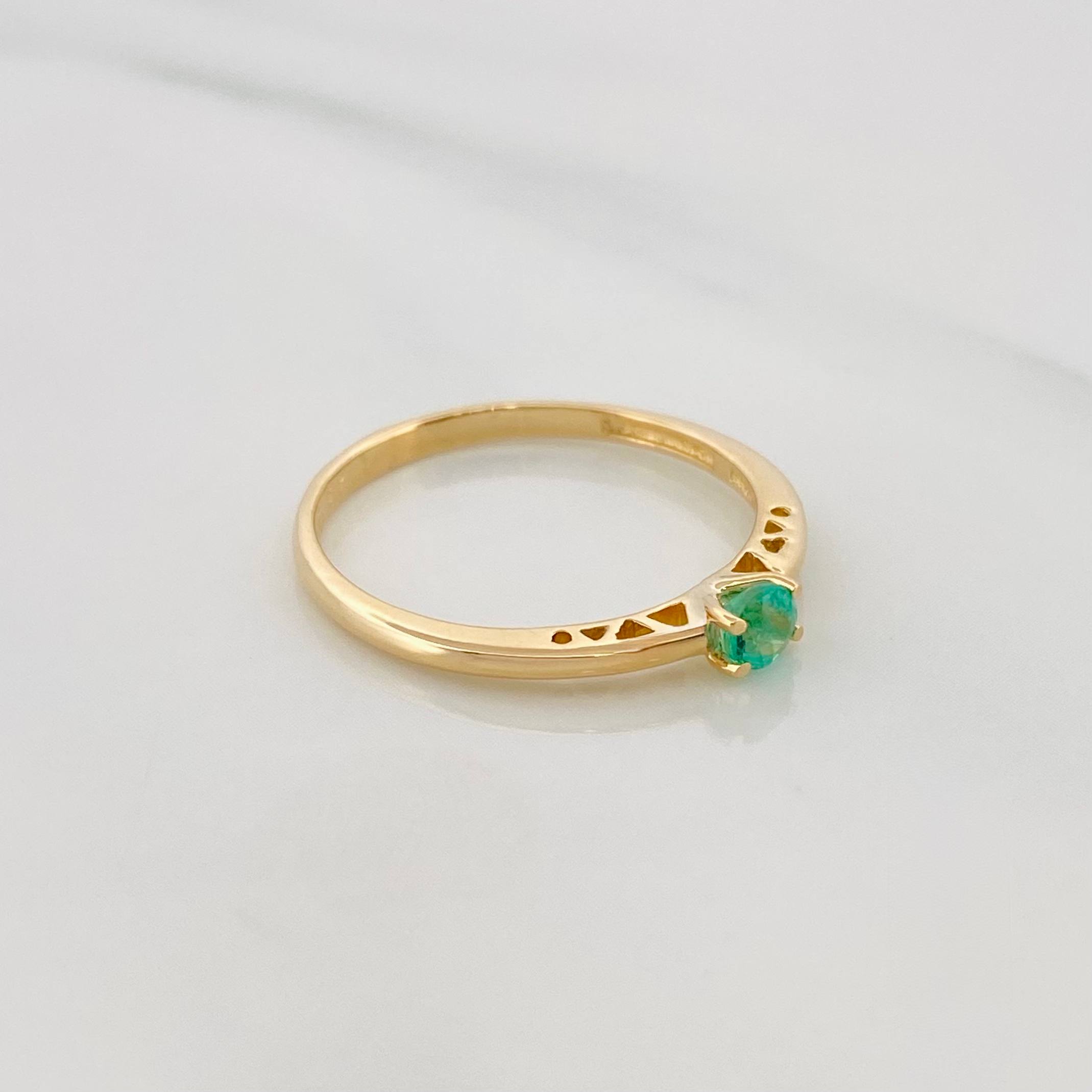 Anillo Solitario Esmeralda 15 Pts 1.7 g / T6 1/2 Oro Amarillo 18K