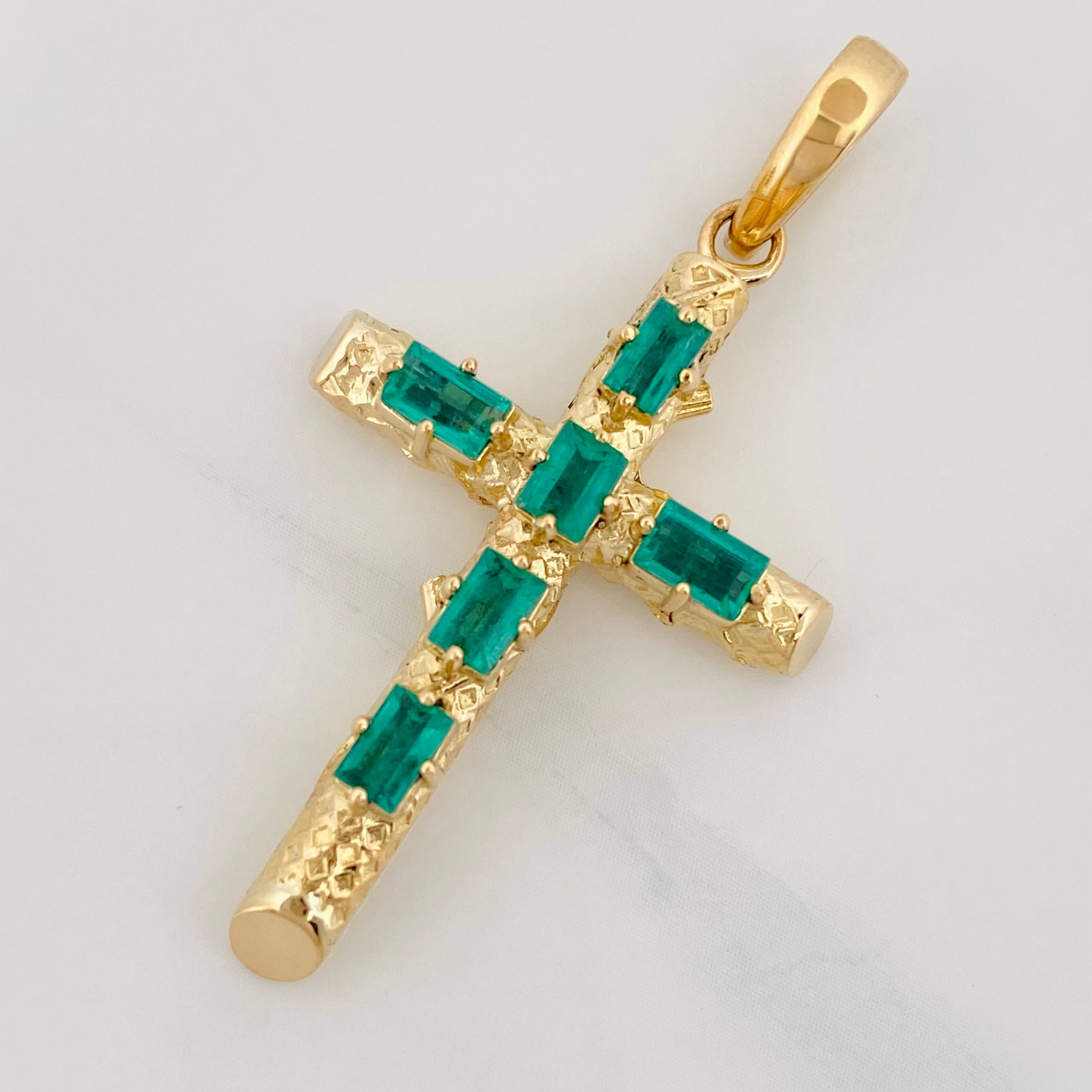 Dije Cruz Tronco Esmeraldas 1.22 Qts 4.8 g / 4.3 cm Oro Amarillo 18K