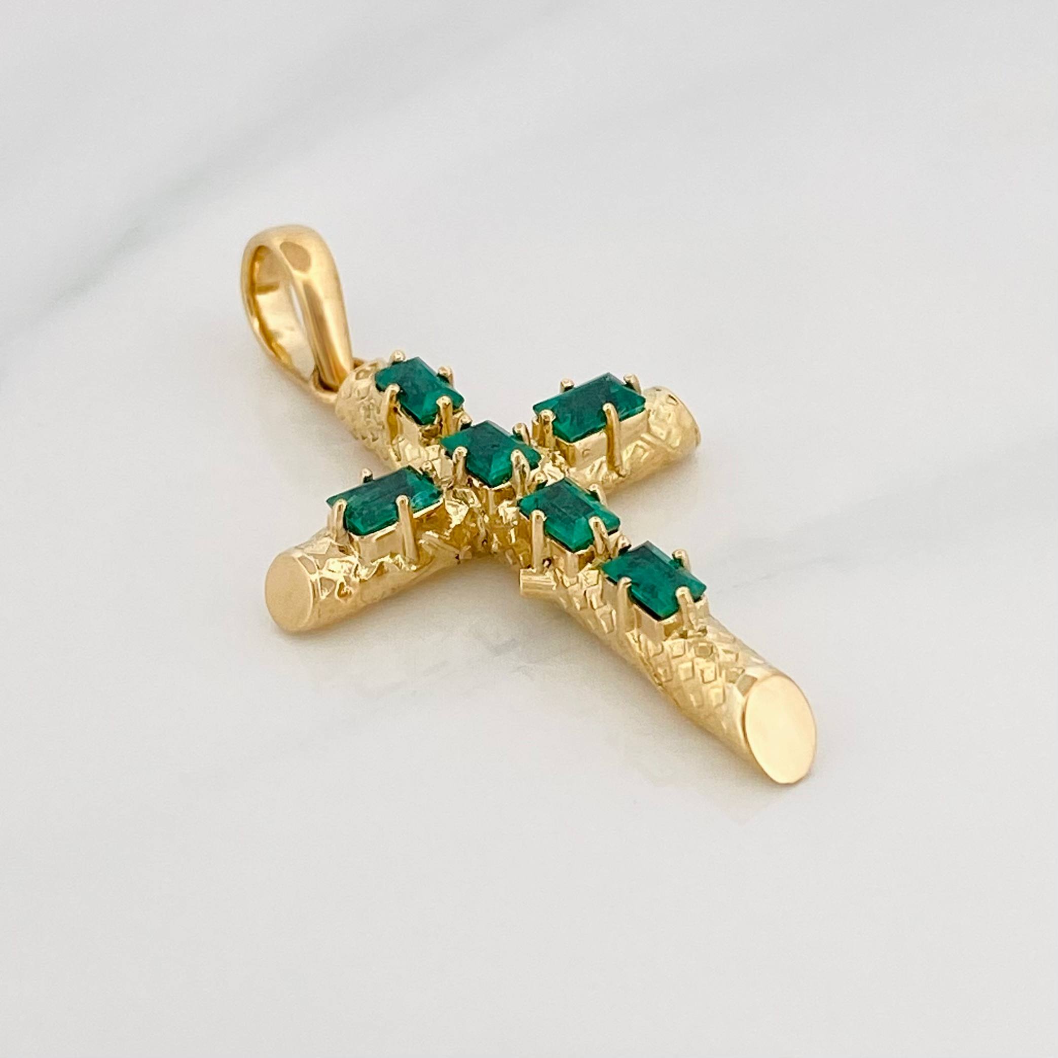 Dije Cruz Tronco Esmeraldas 1.22 Qts 4.8 g / 4.3 cm Oro Amarillo 18K