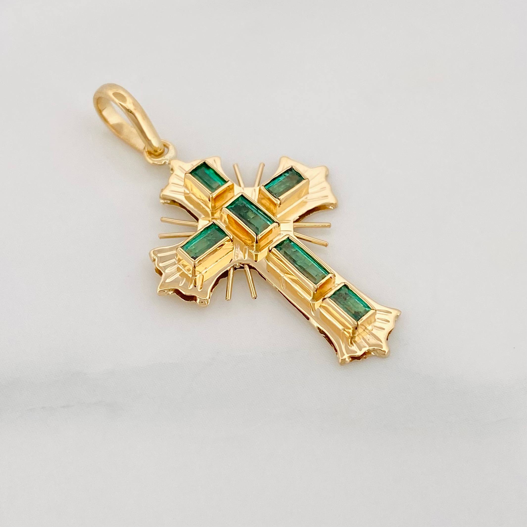 Dije Cruz plana esmeralda 0.75 pts Esmeraldas 6pts 2.2g / 3.05cm Oro Amarillo 18K