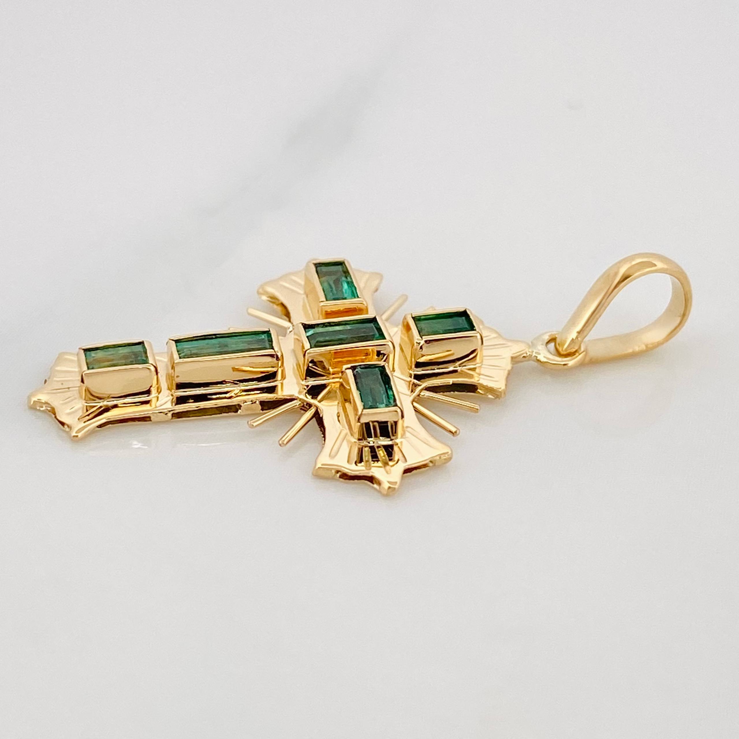 Dije Cruz plana esmeralda 0.75 pts Esmeraldas 6pts 2.2g / 3.05cm Oro Amarillo 18K