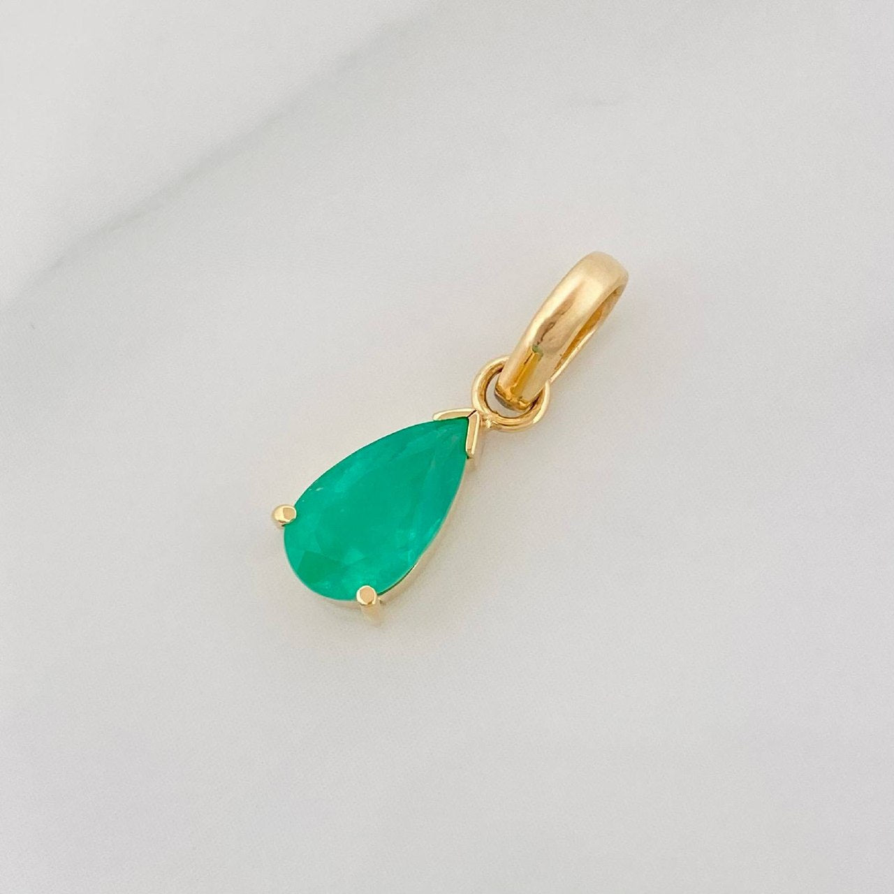 Dije Lagrima Esmeraldas 88 Pts 0.9 g / 1.05 cm Oro Amarillo 18K