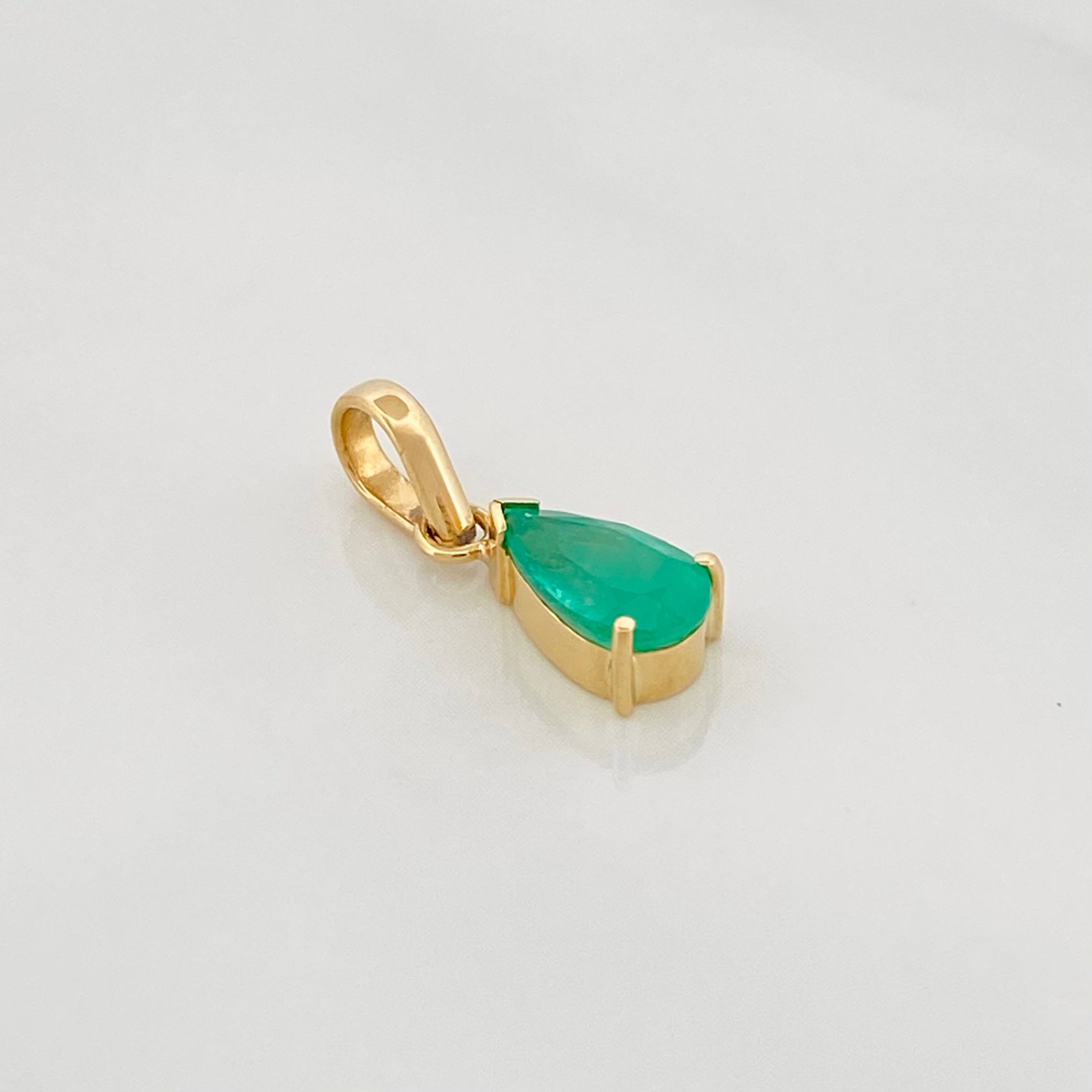 Dije Lagrima Esmeraldas 88 Pts 0.9 g / 1.05 cm Oro Amarillo 18K