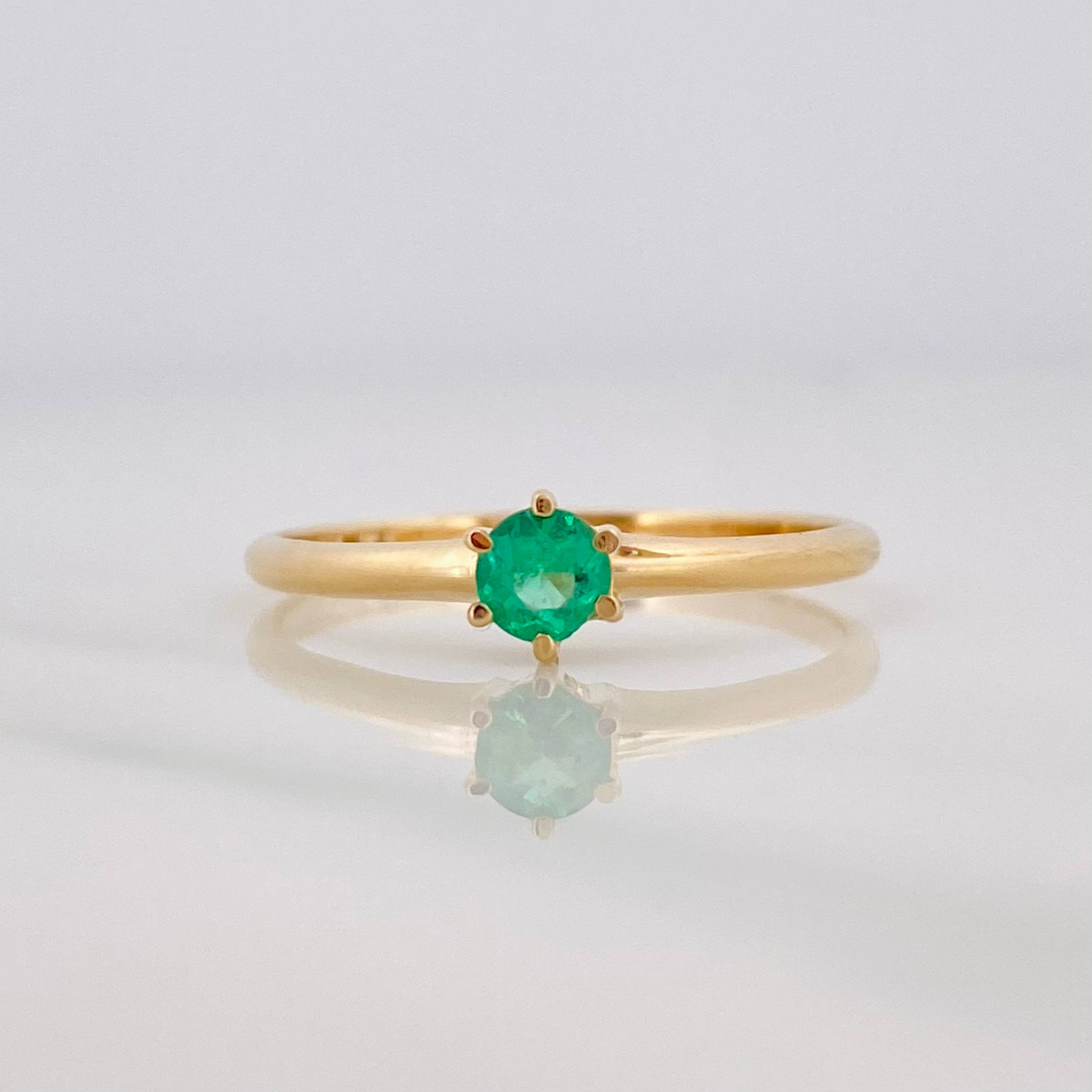 Anillo Solitario Esmeralda 14 Pts 1.6 g / T7 Oro Amarillo 18K