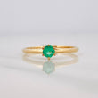 Anillo Solitario Esmeralda 14 Pts 1.6 g / T7 Oro Amarillo 18K