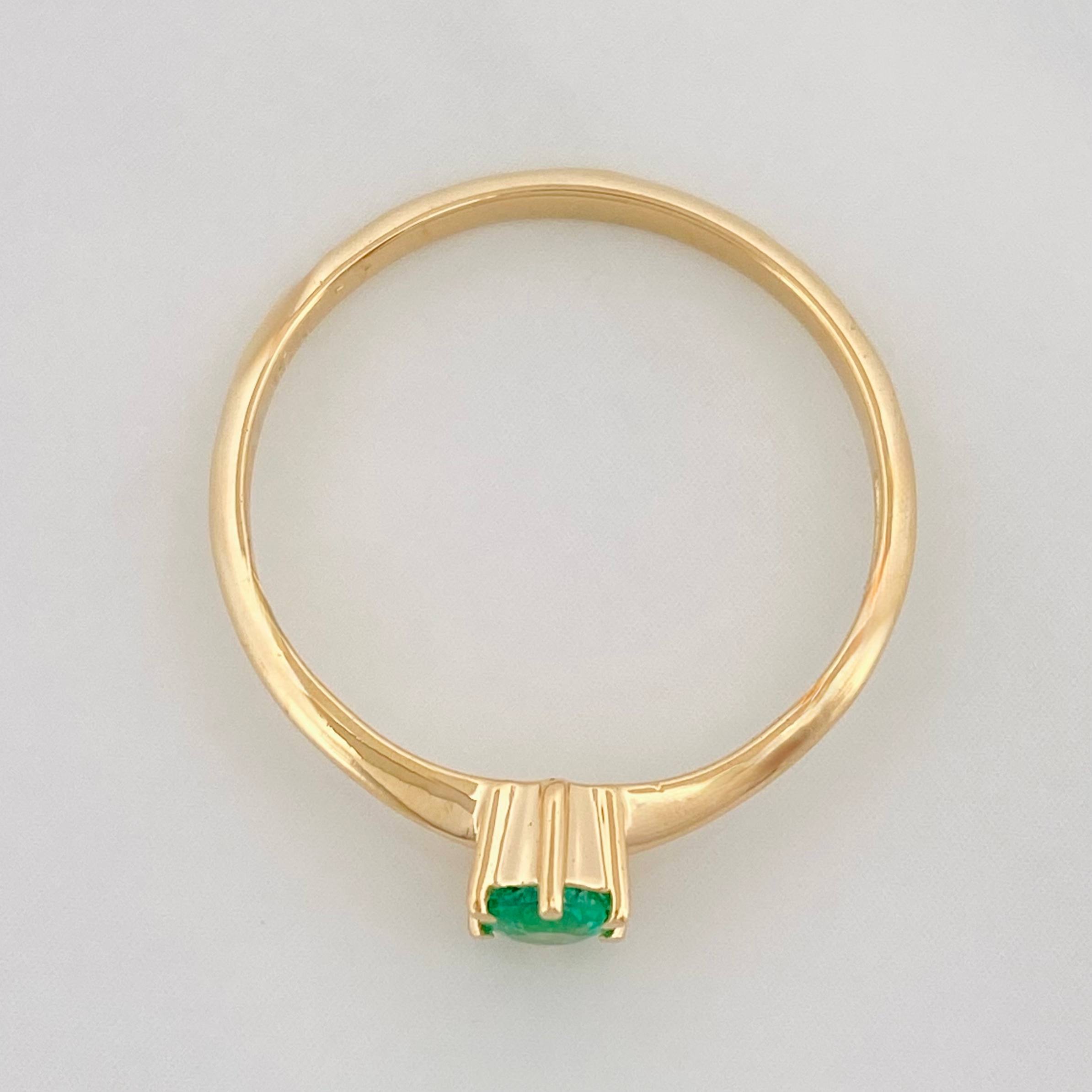 Anillo Solitario Esmeralda 14 Pts 1.6 g / T7 Oro Amarillo 18K