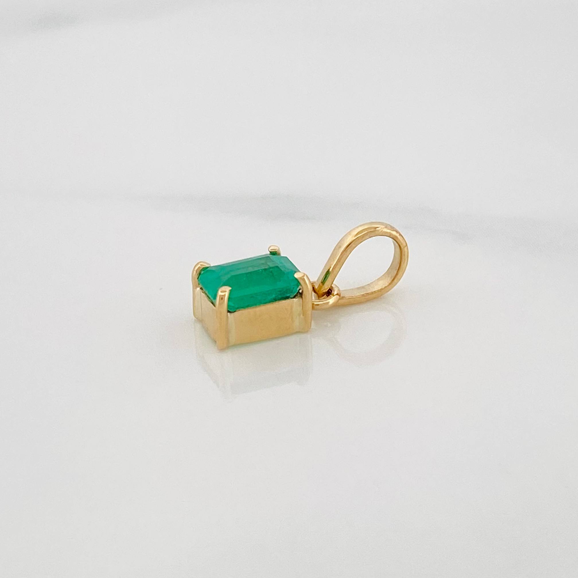 Dije Rectangulo Esmeralda 54 Pts 0.5 g / 1 cm Oro Amarillo 18K