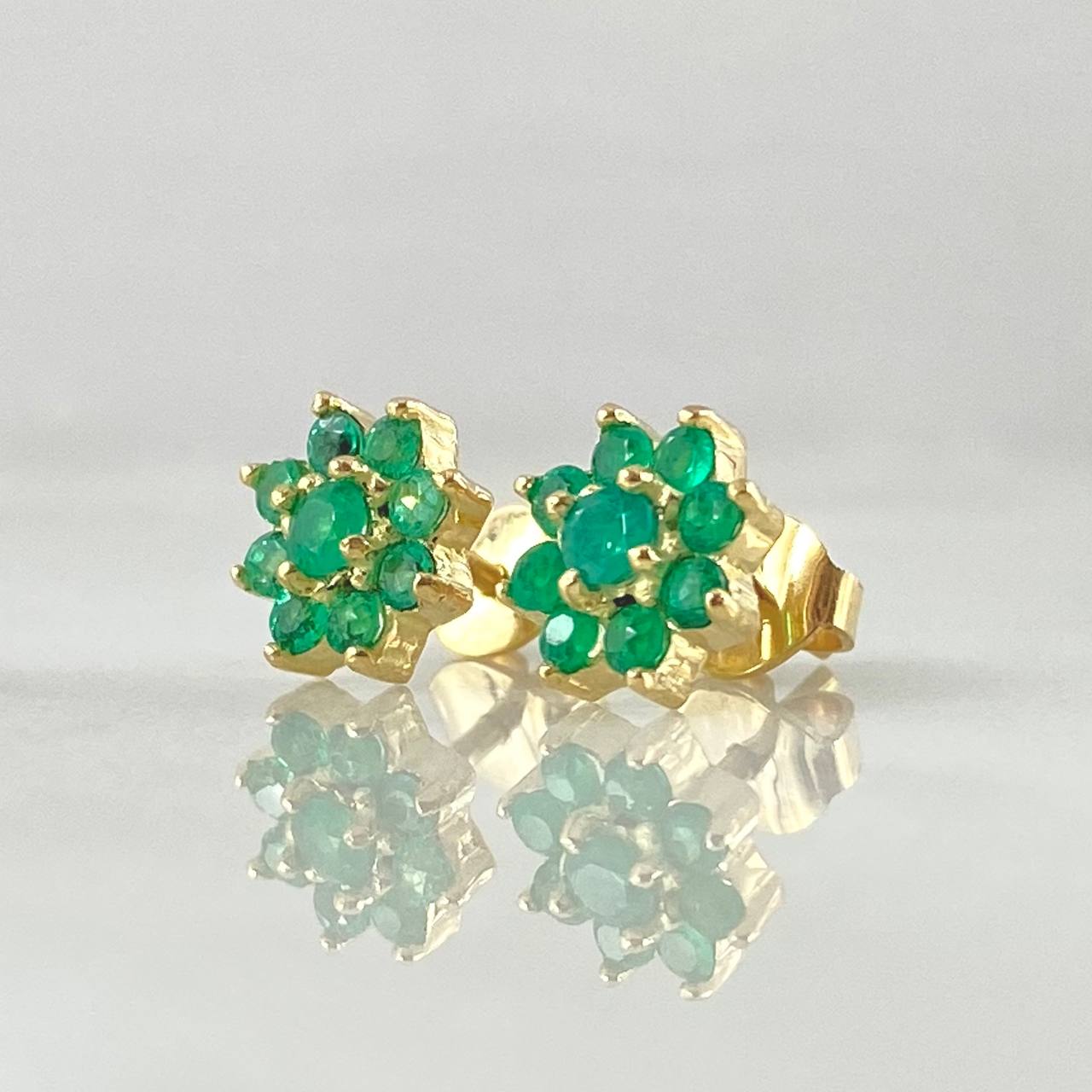 Topos Flor Margarita Esmeraldas 50pts 2.15gr / Oro 18K ©