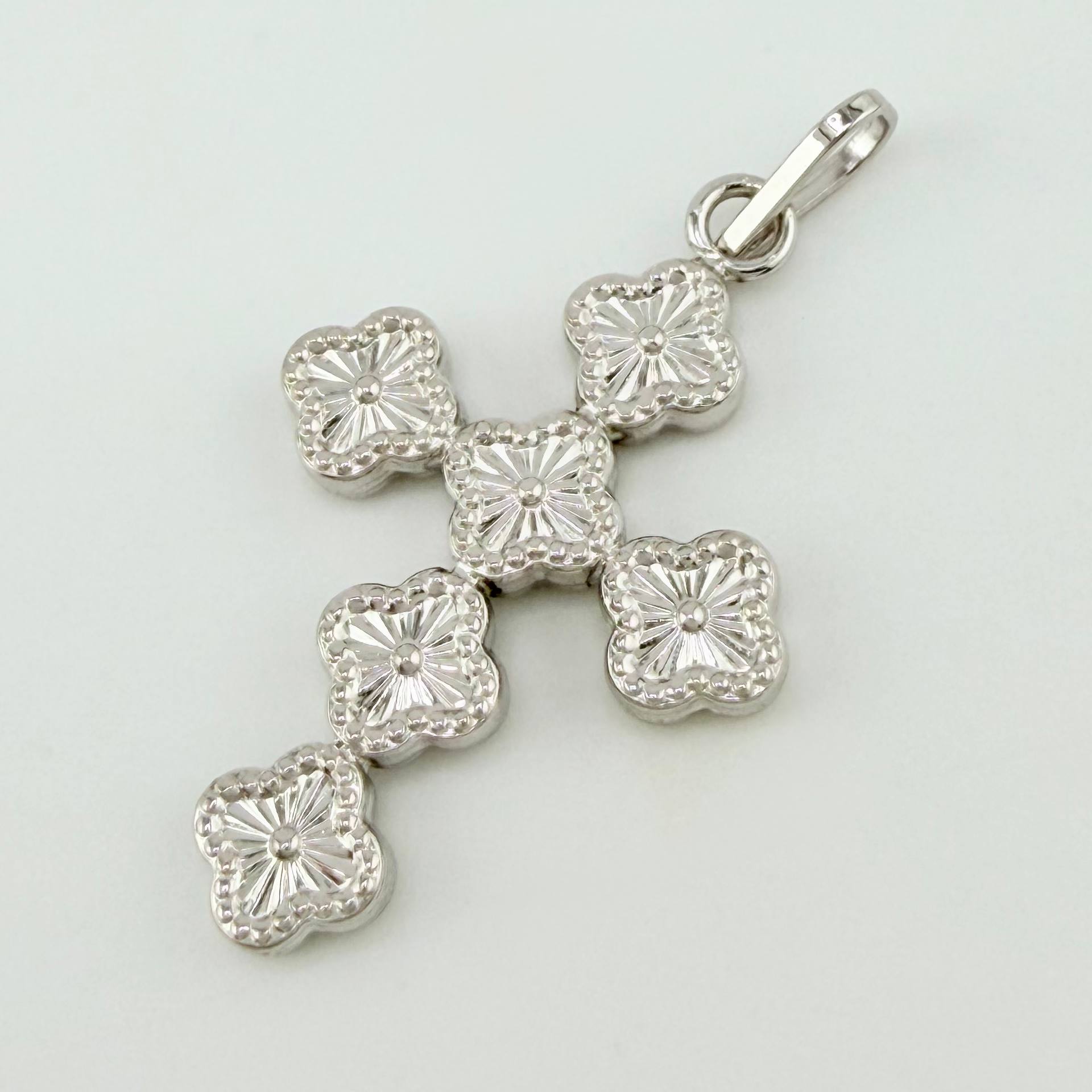 Dije Cruz Trebol 1.3gr / 3.2cm / Oro Blanco 18K *