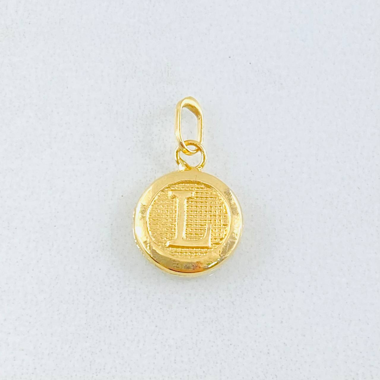 Dije Letra L Circulo Texturizado 0.4gr / 1.5cm / Oro Amarillo 18K *