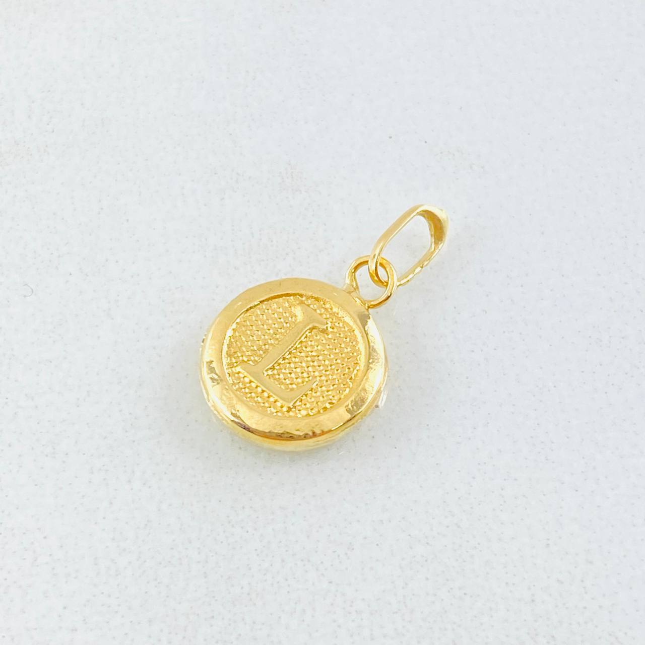 Dije Letra L Circulo Texturizado 0.4gr / 1.5cm / Oro Amarillo 18K *