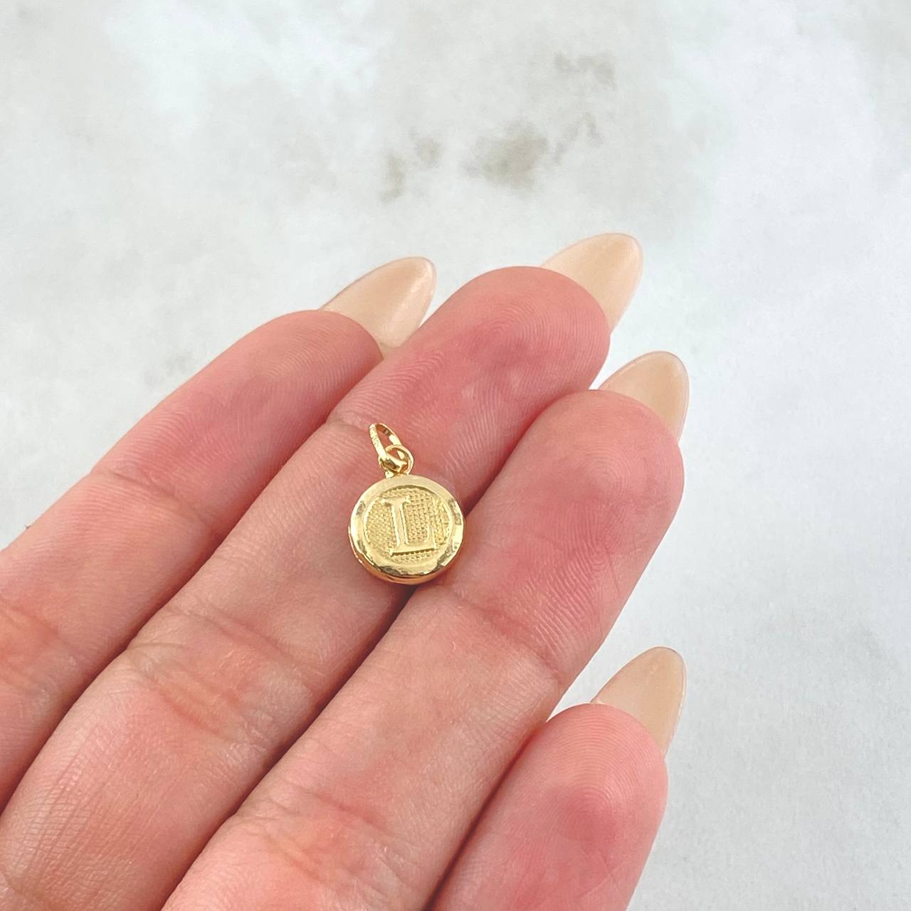 Dije Letra L Circulo Texturizado 0.4gr / 1.5cm / Oro Amarillo 18K *