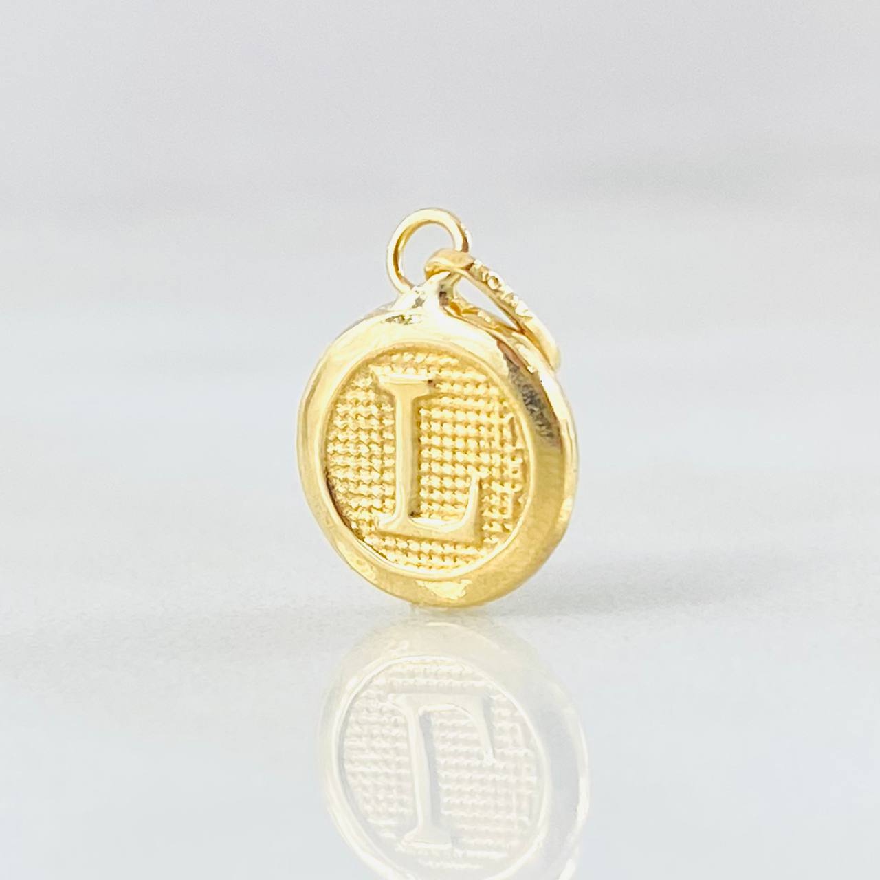 Dije Letra L Circulo Texturizado 0.4gr / 1.5cm / Oro Amarillo 18K *