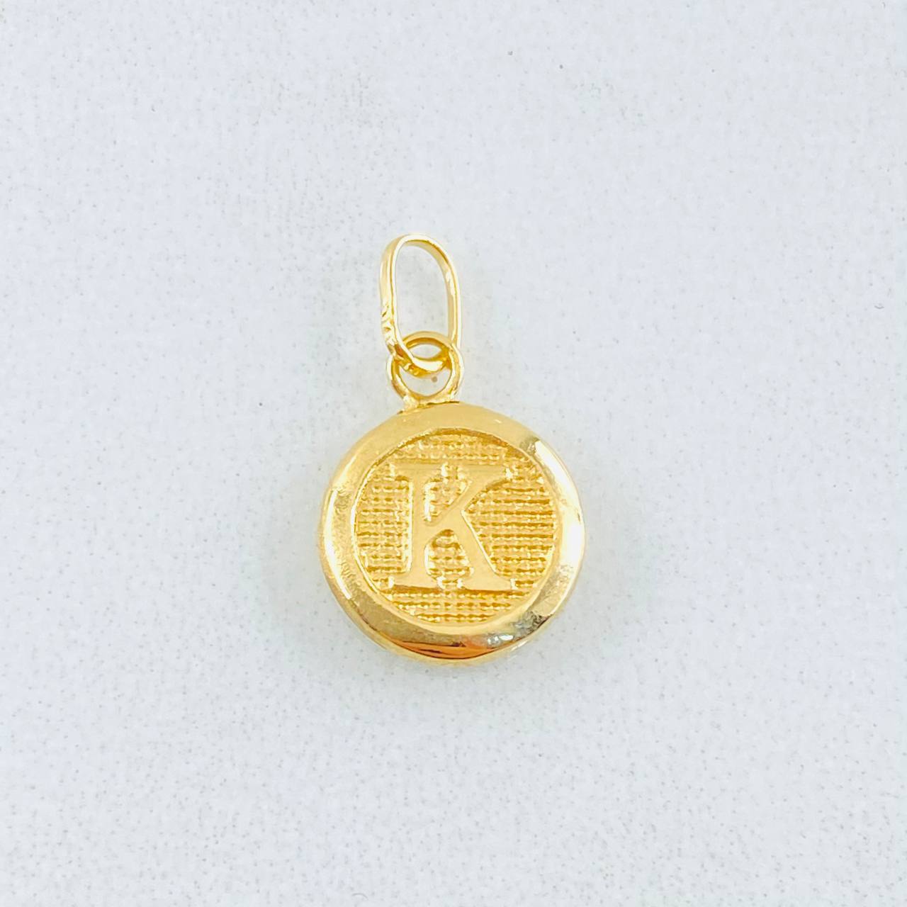Dije Letra K 0.4gr / 1.5cm / Oro Amarillo 18K ©