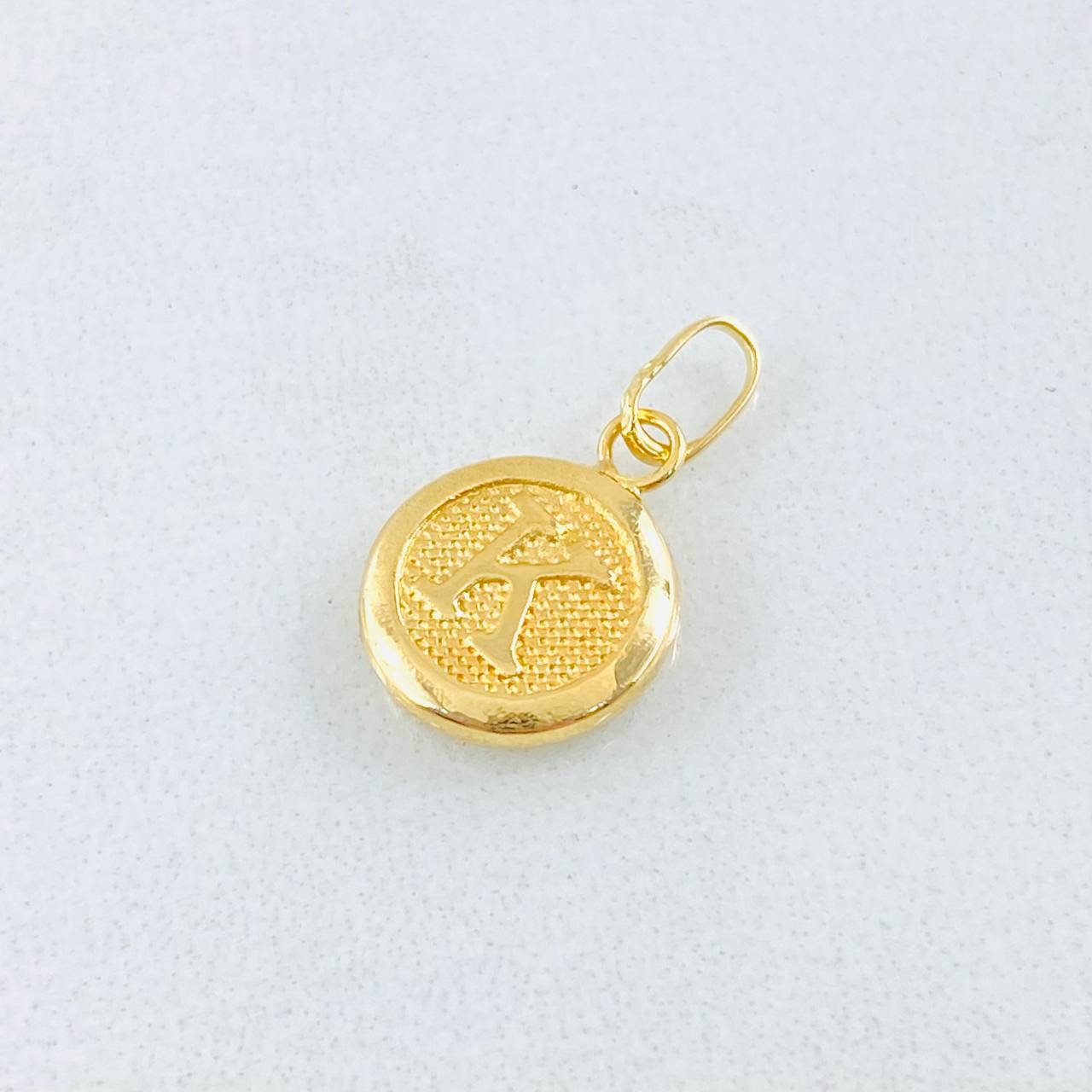 Dije Letra K Circulo Texturizado 0.45gr / 1.5cm / Oro Amarillo 18K