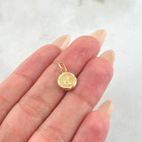 Dije Letra K Circulo Texturizado 0.45gr / 1.5cm / Oro Amarillo 18K
