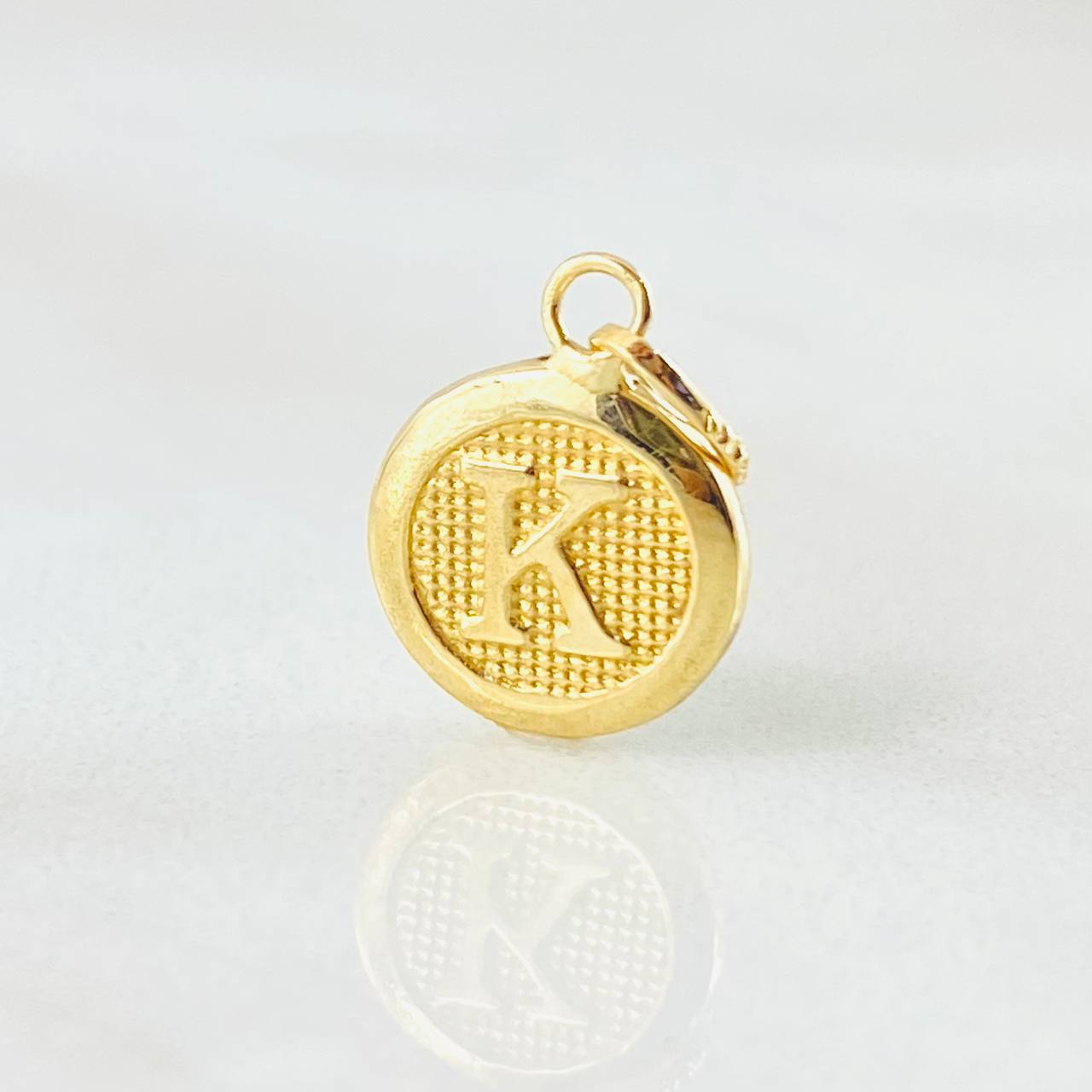 Dije Letra K Circulo Texturizado 0.45gr / 1.5cm / Oro Amarillo 18K